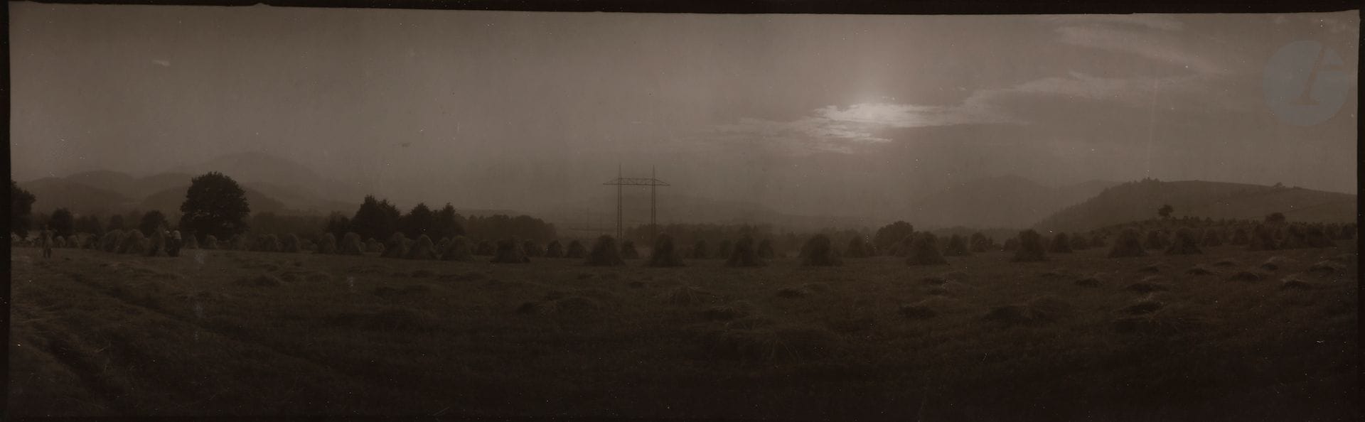 Josef Sudek (1896 - 1976) 
Panorama de la plaine de Beskydy, c. 1958. 
Épreuve argentique d’époque, annotée au crayon au verso. 
9,5 x 29,3 cm avec marges

Josef Sudek (1896-1976)
Panorama of the Beskydy Plain, c. 1958.
Vintage gelatin silver print, annotated in pencil on verso.
9.5 x 29.3 cm with margins