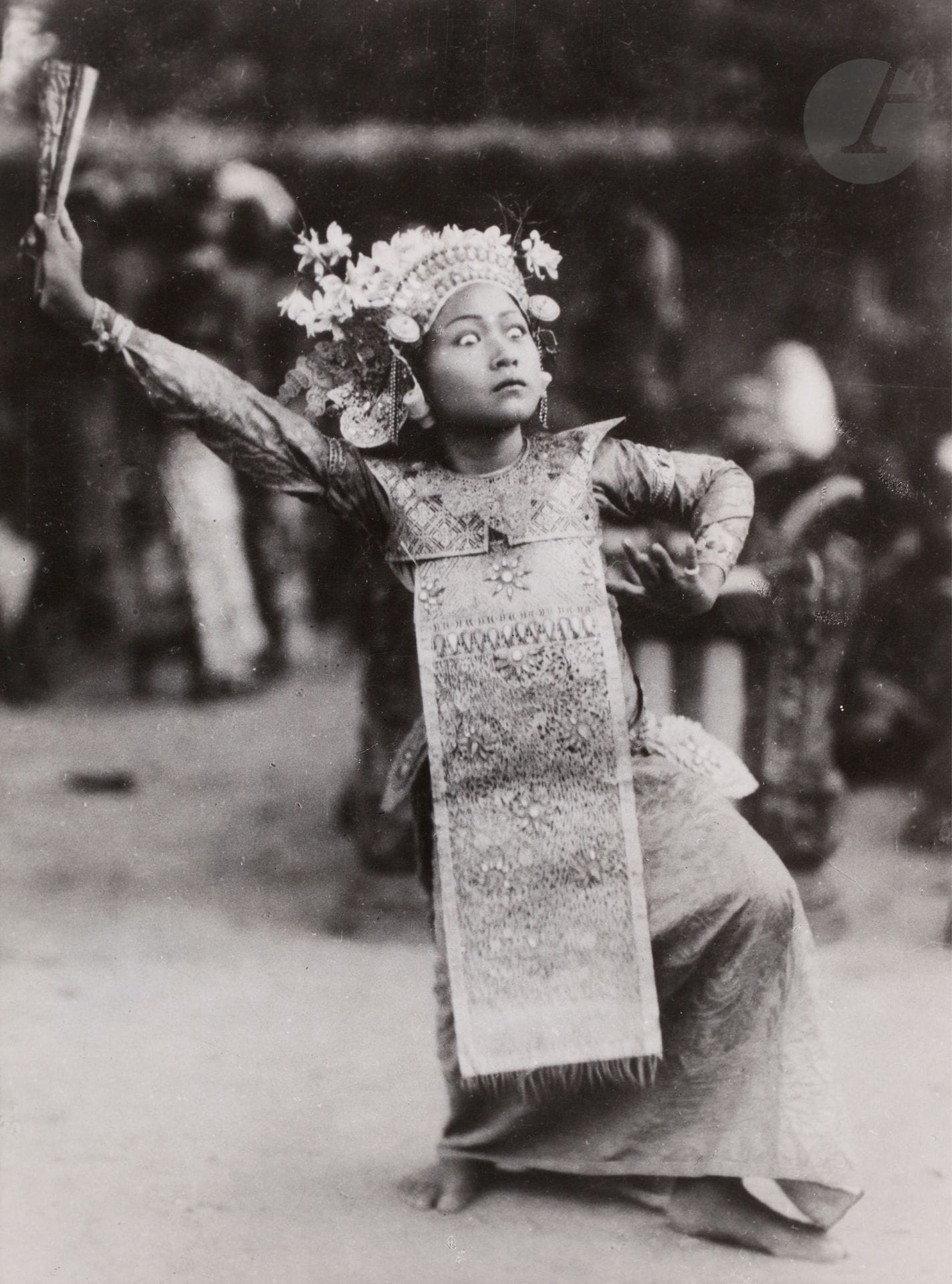 Hugo Bernatzik (1897 - 1953)  
Bali, 1936 - 1937. 
Danse Legong. Jeunes danseuses. Danseurs en transe. Pasar. Combat de grillons. Cérémonie funéraire princière. Course de taureaux. Théâtre. Danse en l’honneur de la déesse Kali. Incinération. Village d’Abianbase. Serpent Nagabanda. Rizière et système d’irrigation. Temple hindou. Temple de Goa Gajah. Jeune fille devant son métier à tisser. 
47 épreuves argentiques d’époque. Nombreux tampons « Copyright by Dr. Hugo A. Bernatzik - Wien », annotations manuscrites, numéros de négatifs, indications de recadrage, légendes tapuscrites en allemand et italien sur étiquettes aux versos. 
Formats : de 14,1 x 16 à 13,4 x 20 cm

Hugo Bernatzik (1897-1953) 
Bali, 1936-1937.
Legong dance. Young dancers. Dancers in trance. Pasar. Cricket fight. Princely funeral ceremony. Running of the bulls. Theatre. Dance in honour of the goddess Kali. Incineration. Abianbase village. Nagabanda snake. Rice field and irrigation system. Hindu temple. Temple of Goa Gajah. Young girl in front of her loom.
47 vintage gelatin silver prints. Numerous photographer's stamps  "Copyright by Dr. Hugo A. Bernatzik - Wien", handwritten annotations, negative numbers, cropping marks, typed captions in German and Italian on labels mounted on verso.
Dimensions: from 14.1 x 16 to 13.4 x 20 cm