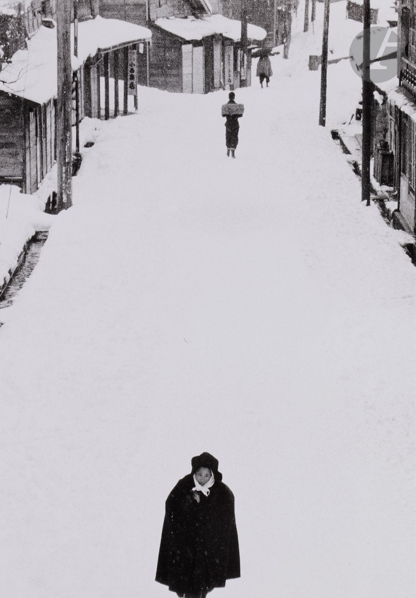 *Kiichi Asano (1914 - 1993) 
Série Snow Country. Japon, janvier 1957. 
Tokamachi. 
Épreuve argentique (c. 1990). Feuillet de papier japon, titré, calligraphié, numéroté à 100 exemplaires, portant les tampons de l’artiste (encre noire) et de son fils (encre rouge), montés aux versos de l’épreuve. 
Image: 44 x 32 cm  
Feuille : 50,5 x 40,5 cm

Kiichi Asano (1914-1993)
Snow Country series. Japan, January 1957.
Tokamachi.
Gelatin silver print (c. 1990). Japanese paper sheet, titled, calligraphed, numbered, bearing the stamps of the artist (black ink) and his son (red ink), mounted on verso of the print. Edition of 100. 
Image: 44 x 32 cm 
Paper: 50.5 x 40.5 cm