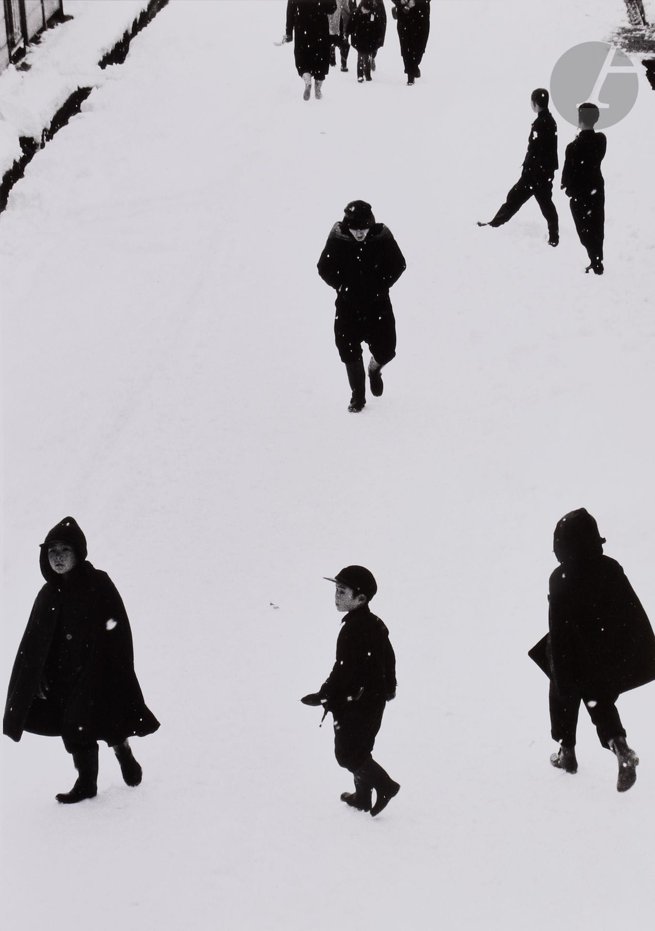 *Kiichi Asano (1914 - 1993) 
Série Snow Country. Japon, janvier 1957. 
Tokamachi. 
Épreuve argentique (c. 1990). Feuillet de papier japon, titré, calligraphié, numéroté à 100 exemplaires, portant les tampons de l’artiste (encre noire) et de son fils (encre rouge), montés aux versos de l’épreuve. 
Image: 44 x 32 cm  
Feuille : 50,2 x 40,5 cm

Kiichi Asano (1914-1993)
Snow Country series. Japan, January 1957.
Tokamachi.
Gelatin silver print (c. 1990). Japanese paper sheet, titled, calligraphed, numbered, bearing the stamps of the artist (black ink) and his son (red ink), mounted on verso of the print. Edition of 100. 
Image: 44 x 32 cm 
Paper: 50.2 x 40.5 cm