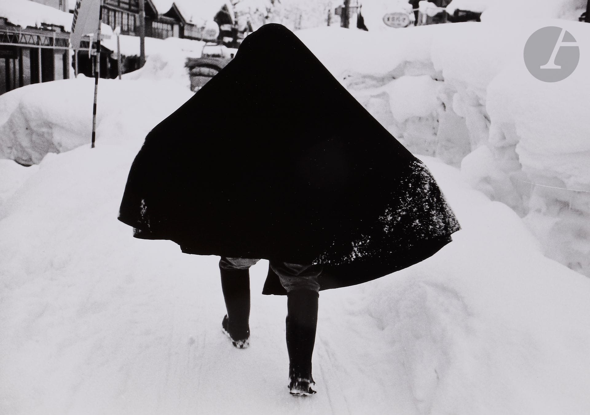 *Kiichi Asano (1914 - 1993) 
Série Snow Country. Japon, mars 1957. 
Liyama. 
Épreuve argentique (c. 1990). Feuillet de papier japon, titré, calligraphié, numéroté à 100 exemplaires, portant les tampons de l’artiste (encre noire) et de son fils (encre rouge), montés aux versos de l’épreuve. 
Image: 32 x 44 cm  
Feuille : 40,5 x 50 cm

Kiichi Asano (1914-1993)
Snow Country series. Japan, March 1957.
Liyama.
Gelatin silver print (c. 1990). Japanese paper sheet, titled, calligraphed, numbered, bearing the stamps of the artist (black ink) and his son (red ink), mounted on verso of the print. Edition of 100. 
Image: 32 x 44 cm 
Paper: 40.5 x 50 cm