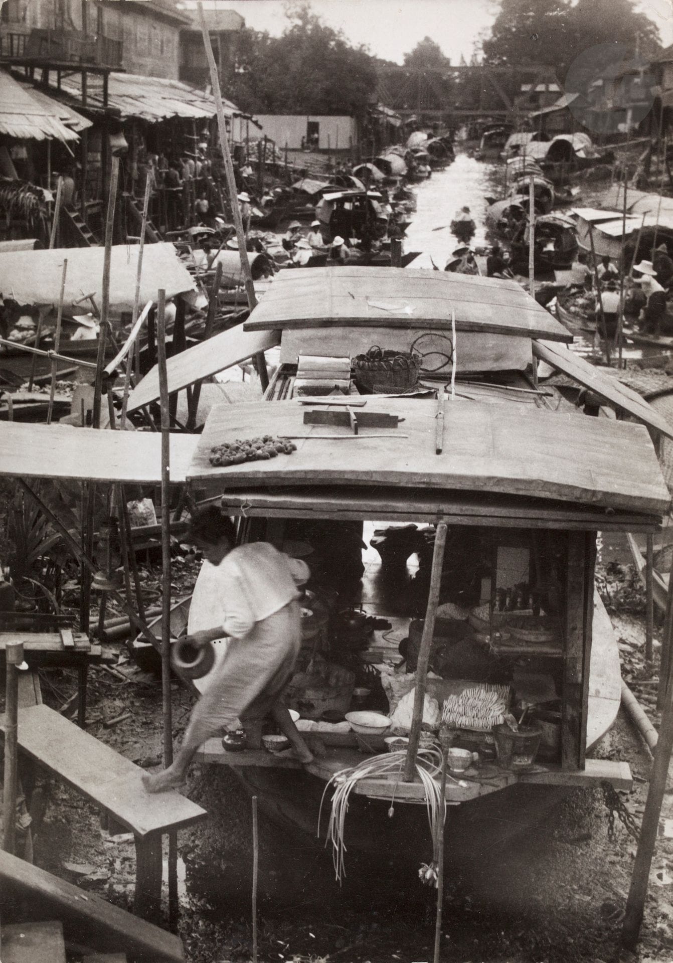 Hugo Bernatzik (1897 - 1953)  
Thaïlande. Bangkok, 1936 - 1937. 
Marché flottant. Maraîchers. Vendeur de rue. Jeune fille. Gouverneur de Phattalung. Coiffe. Vendeur de café. Théâtre. Danseurs. Costumes traditionnels. Waterbus. 
22 épreuves argentiques d’époque. Nombreux tampons « Copyright by Dr. Hugo A. Bernatzik - Wien », annotations manuscrites, numéros de négatifs, indications de recadrage, légendes tapuscrites en allemand et italien sur étiquettes aux versos. 
Formats : de 13 x 18 à 13 x 19 cm

Hugo Bernatzik (1897-1953) 
Bangkok, 1936-1937.
Floating market. Market gardeners. Street vendor. Young girl. Governor of Phattalung. Headdress. Coffee seller. Theatre. Dancers. Traditional costumes. Waterbus.
22 vintage gelatin silver prints. Numerous photographer's stamps "Copyright by Dr. Hugo A. Bernatzik - Wien", handwritten annotations, negative numbers, cropping marks and typed captions in German and Italian on labels mounted on verso.
Dimensions: from 13 x 18 to 13 x 19 cm