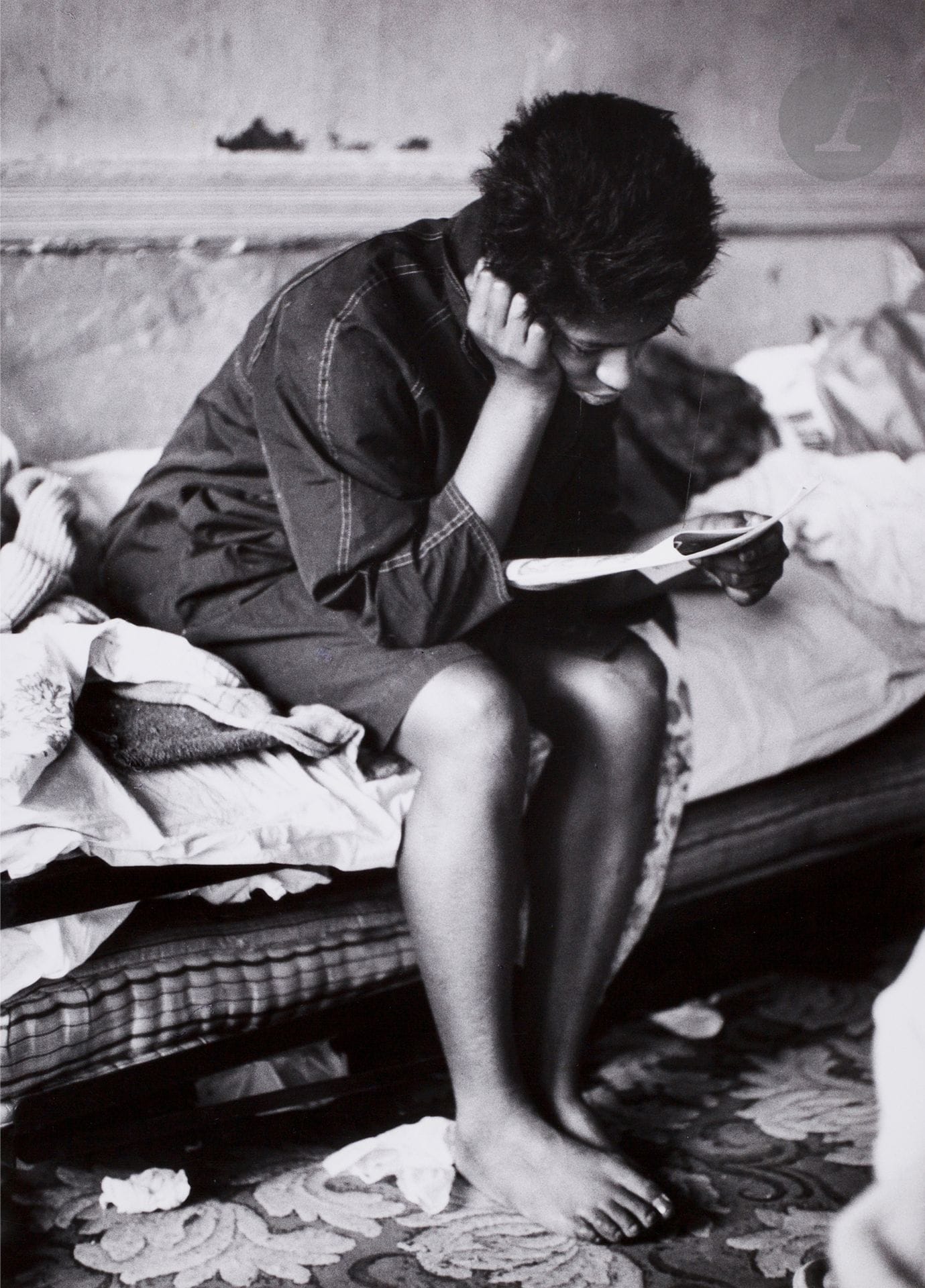 Gordon Parks (1912 - 2006) 
The Fontenelle Family. Barefoot Rosie studies. Harlem, New York, 1967. 
Épreuve argentique (c. 1970). Signature et adresse du photographe au feutre, indications techniques au verso. 
Image : 30,3 x 22 cm 
Feuille : 35,5 x 27,5 cm 

Bibliographie : 
Gordon Parks. Collected Works Vol. IV, Göttingen, Steidl/The Gordon Parks Foundation, 2012, p. 140.

Gordon Parks (1912-2006)
The Fontenelle Family. Barefoot Rosie studies. Harlem, New York, 1967.
Gelatin silver print (c. 1970).  Photographer's signature and address in ink, technical indications on verso.
Image: 30.3 x 22 cm
Paper: 35.5 x 27.5 cm