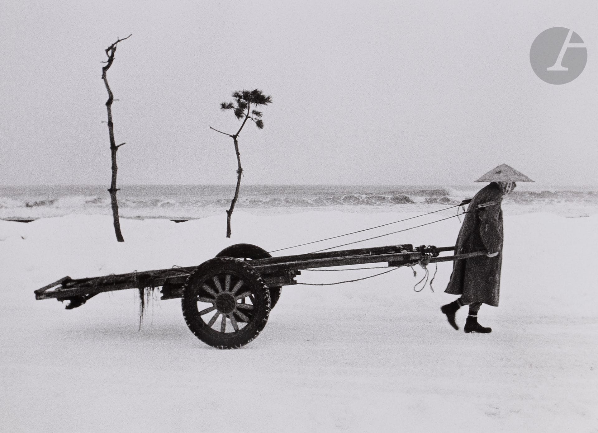 *Kiichi Asano (1914 - 1993) 
Série Snow Country. Japon, février 1956.  
Himi. 
Épreuve argentique (c. 1990). Feuillet de papier japon, titré, calligraphié, numéroté à 100 exemplaires, portant les tampons de l’artiste (encre noire) et de son fils (encre rouge), montés aux versos de l’épreuve. 
Image: 32 x 44,5 cm  
Feuille : 40,5 x 50,5 cm  
 
Bibliographie : 
Kiichi Asano, Snow Country, Kyoto Shoin International Co Ltd, 1989.

Kiichi Asano (1914-1993)
Snow Country series. Japan, February 1956. 
Himi.
Gelatin silver print (c. 1990). Japanese paper sheet, titled, calligraphed, numbered, bearing the stamps of the artist (black ink) and his son (red ink), mounted on verso of the print. Edition of 100. 
Image: 32 x 44.5 cm 
Paper: 40.5 x 50.5 cm