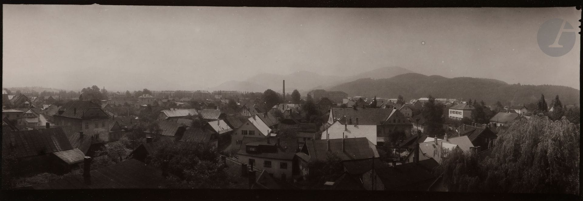 Josef Sudek (1896 - 1976)  
Prague. Toits, c. 1966. 
Épreuve argentique d’époque, annotée au crayon au verso. 
10 x 29 cm avec marges

Josef Sudek (1896-1976) 
Prague. Roofs, c. 1966.
Vintage gelatin silver print, annotated in pencil on verso.
10 x 29 cm with margins