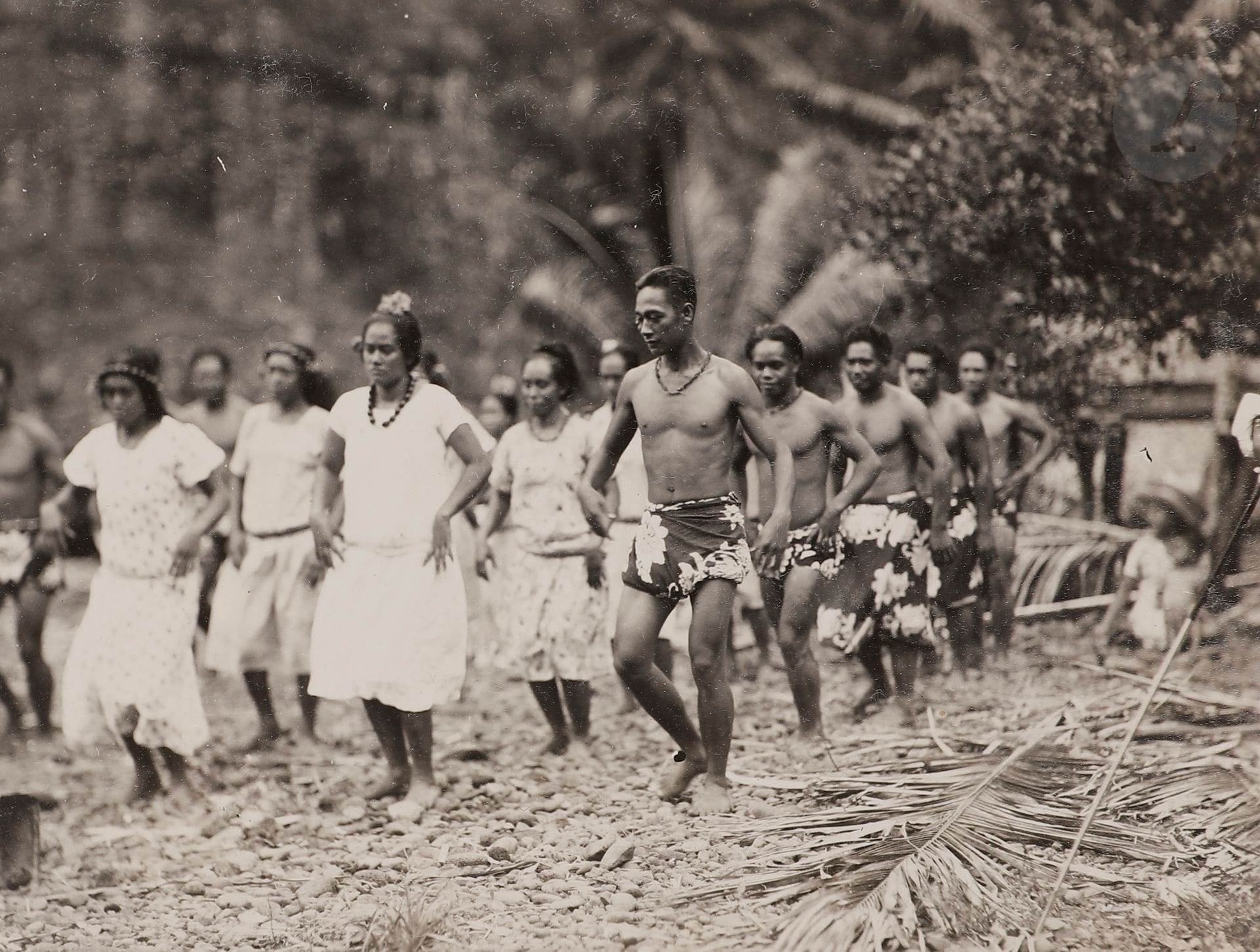 Jean Louis Lain Empain (1902 - 1946) 
S. Y. Heliopolis. World Cruise, 1933. 
Album personnel du baron Empain.  
Pacifique. Polynésie française. Tahiti. Océanie. Nouvelles - Hébrides. Indonésie. Bali. Java. Égypte. 
Escales. Vie à bord. Orchestre. Partie de cartes. Chasse. Équipage. Danses traditionnelles. Portraits. Monuments funéraires. Masques votifs. Tatouages. Pêcheurs. Sculptures. Cérémonies. Combat de coqs. Rizières. Plaine de Gizeh. Canal de Suez. Gibraltar.  
Album in-folio, reliure en plein maroquin havane, titré sur le premier plat avec fanion du yacht, composé d’environ 1350 épreuves argentiques d’époque, contrecollées sur cartons. 
Format moyen des épreuves : 9,5 x 12,5 cm

 Fils d’instituteur, Édouard Empain représente l’une des plus grande réussite industrielle de la fin du 19e siècle. Général et aide de camp du roi des belges Léopold II, il est anobli en 1907. Il crée un empire commercial au début des années 1880, dont hériteront ses deux fils Louis et Jean. Ce dernier embarque en 1933 pour un long périple à bord du yacht S. Y. Heliopolis, dont le nom fait écho à la ville construite par son père. Cet imposant album illustre ce voyage très riche à travers l’Asie du sud-est, l’Indonésie, Bali, Java, jusqu’au Pacifique, la Polynésie, les Nouvelles-Hébrides, l’Océanie et Tahiti.

Jean Louis Lain Empain (1902-1946)
S. Y. Heliopolis. World Cruise, 1933.
Personal album of Baron Empain. 
Pacific. French Polynesia. Tahiti. Oceania. New Hebrides. Indonesia. Bali. Java. Egypt.
Stopovers. Life on board. Orchestra. Card game. Hunting. Crew. Traditional dances. Portraits. Funerary monuments. Votive masks. Tattoos. Fishermen. Sculptures. Ceremonies. Cockfighting. Rice fields. Plain of Giza. Suez Canal. Gibraltar. 
Folio album, titled on the cover with a yacht pennant, composed of about 1350 vintage gelatin silver prints, mounted on cardboard.
Average size of the prints: 9.5 x 12.5 cm