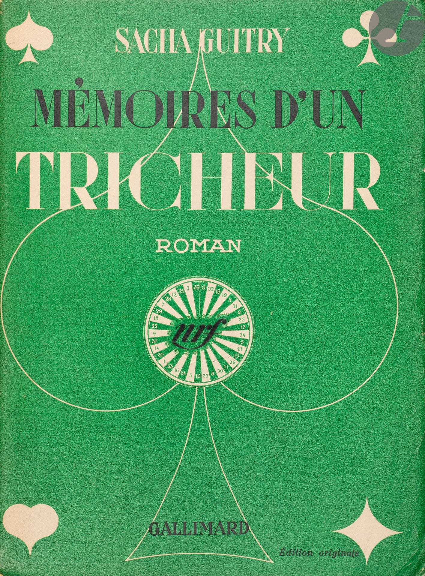 GUITRY (Sacha).
Mémoires d’un tricheur. Roman.
Paris : Gallimard, [1935]. — In-8, 192 x 142 : 139 pp., (2 ff. dernier blanc), couverture illlustrée. Broché, chemise à dos de toile verte et étui modernes.

Édition originale de l’un des meilleurs romans de Sacha Guitry, racontant l’histoire d’un tricheur de casino qui devient honnête par amour.
L’illustration se compose 30 compositions en noir de l’auteur, dont 25 dans le texte et 5 à pleine page.
Un des 40 exemplaires de tête sur vélin pur fil Lafuma-Navarre, très bien conservé.
Une coupure de magazine ajoutée à la fin a bruni les deux derniers feuillets.