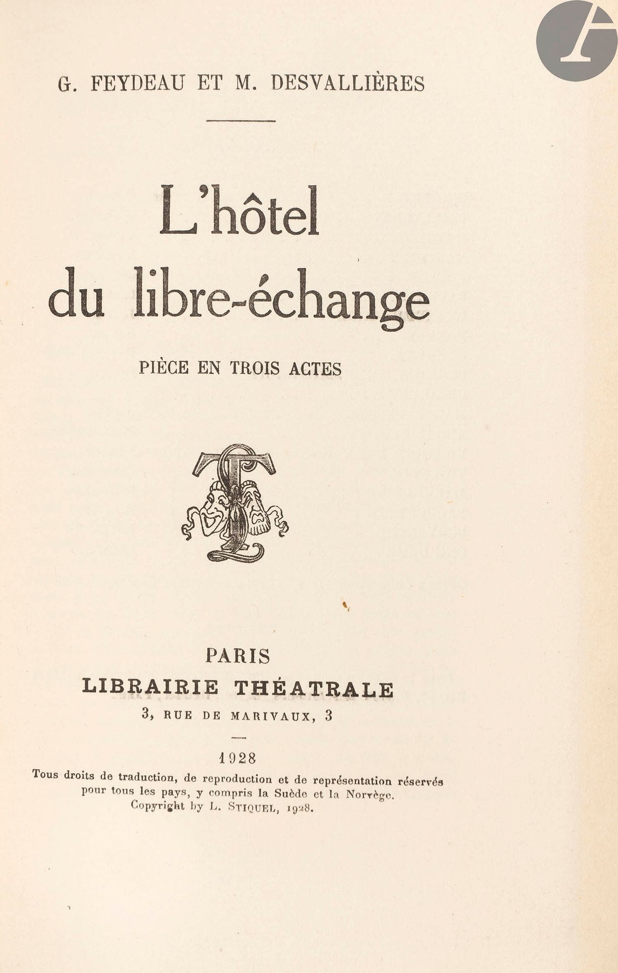 FEYDEAU (Georges) - DESVALLIÈRES (Maurice).
L’Hôtel du libre-échange. Pièce en trois actes.
Paris : Librairie théâtrale, 1928. — In-8, 192 x 131 : 220 pp., (1 f.). Demi-chagrin violet, dos à nerfs, tête dorée, non rogné (Ateliers Laurenchet).

Édition originale rare de l’une des œuvres les plus célèbres de Georges Feydeau, représentée pour la première fois le 5 décembre 1894 au théâtre des Nouveautés.
Un des 25 exemplaires numérotés sur papier de Hollande (n° 20), seul grand papier annoncé
Cet exemplaire fut offert à Jacques Crépineau par le décorateur de théâtre et d’opéra Jacques Marillier (1924-2002) qui l’a enrichi de 5 aquarelles originales dont une à pleine page et 4 dans les marges, ainsi que de cet envoi :

Le temps ne fait rien // à la chose ! // Avec toute mon amitié // Jacques Marillier.

Il a été également ajouté en tête, collées sur les gardes, deux photocopies en noir et blanc d’un dessin humoristique et d’une affiche de cinéma.
Dos légèrement passé.