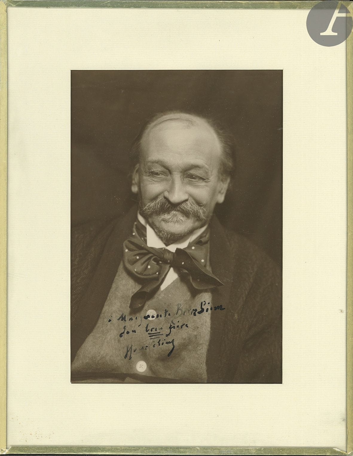 Georges COURTELINE (1858-1929). Photographie avec dédicace autographe signée ; in-8, sous verre.

 Photographie en buste : « à Marguerite Bernheim son BEAU frère G. Courteline ».