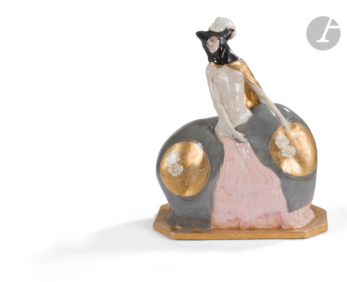 CÉRAMIQUE D’ART RADIGUET & UMBERTO BRUNELLESCHI (1879-1949) SCULPTEUR 
Courtisane vénitienne 
Sujet décoratif. Épreuve en porcelaine émaillée polychrome et à l’or au four. Époque Art déco. Légères usures à la dorure en pourtour de la base et sur la cape, quelques petits défauts d’émaillage d’origine. Signé BRUNELLESCHI et marqué RADIGUET Céramiste OISSEL – France sur la base. H : 35 cm