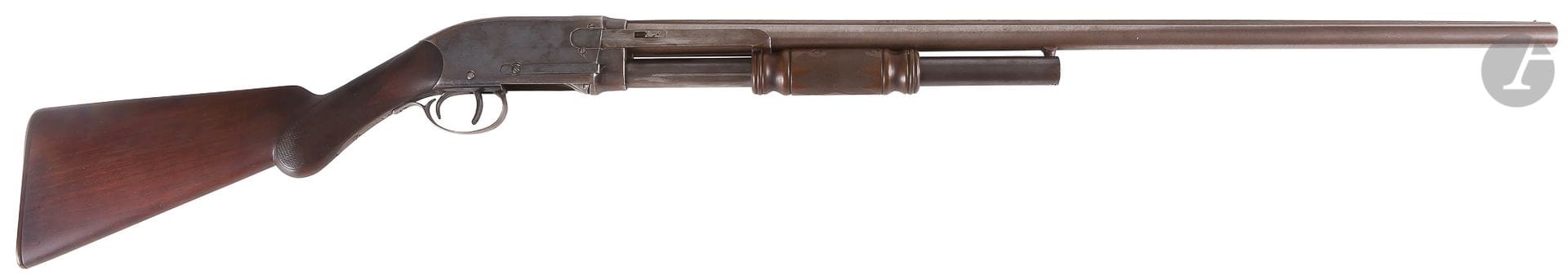 Fusil « Spencer » modèle 1882, calibre 12. 
Canon rond de 81 cm, avec bande, ruban damas. Chargeur tubulaire à poignée en caoutchouc durci en partie quadrillée. Boitier de culasse bleui patiné. Crosse pistolet en noyer ciré en partie quadrillé. 
Longueur totale : 129 cm
Sans marquages. 
Finition patinée.
B.E. 
N° 28**

