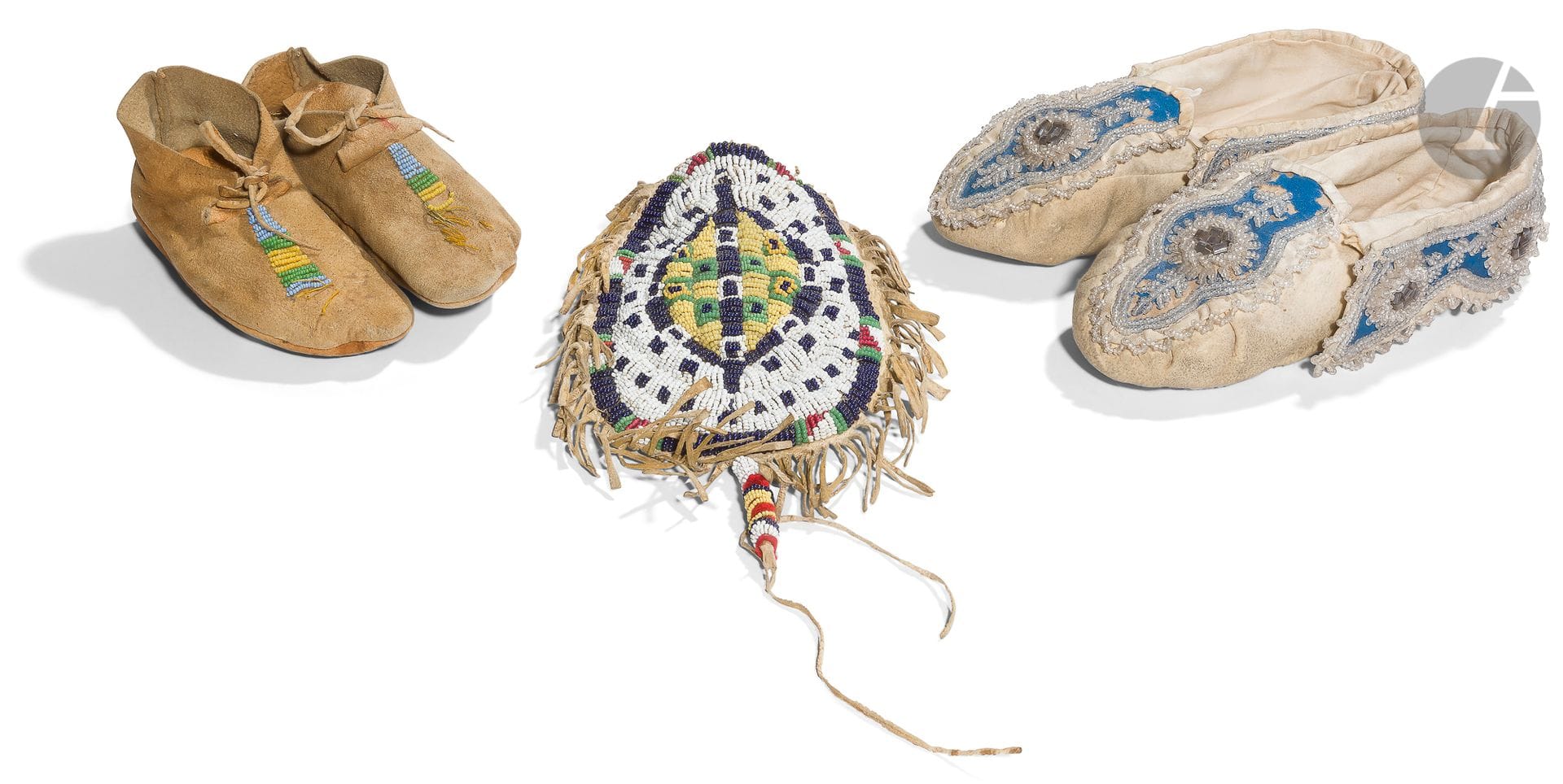 Deux paires de mocassins et une pochette : 
- de femme. En peau naturelle, blanche, garnie de tissu et orné de branches de fleurs perlées. 
- d’enfant, à lacets. En peau naturelle, orné sur le dessus d’un décor de perles multicolores. 
- Petite pochette en peau entièrement décorée de perles et bordée de franges. 
B.E. XXe siècle.

