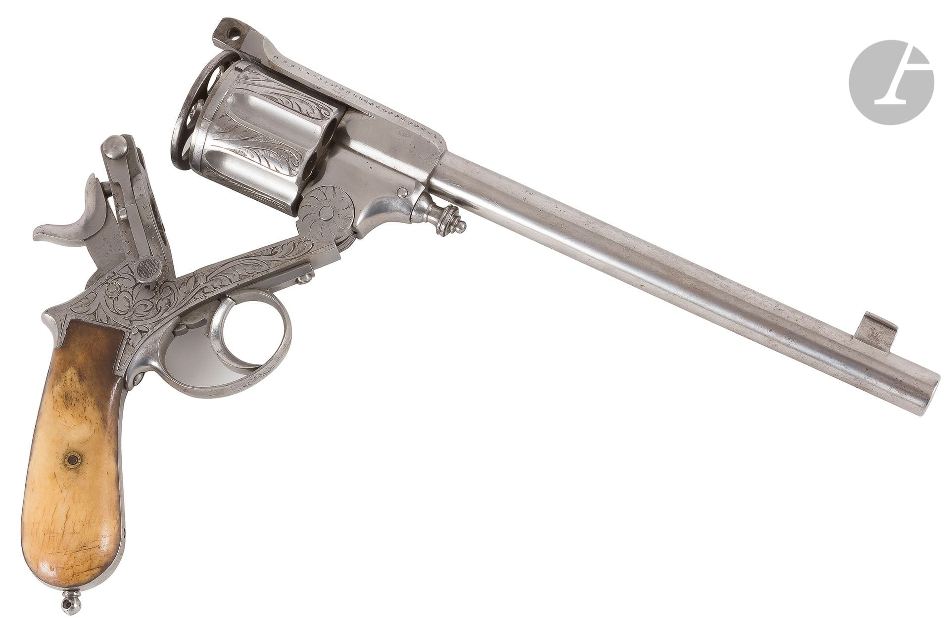 Revolver Gasser Montenegrin, six coups, calibre 11 mm 
Long canon rond avec fort guidon. 
Barillet cannelé et carcasse basculante gravés de feuillages. Extracteur à assiette. Plaquettes de crosse en bois de cerf. 
Longueur : 39 cm 
A.B.E. (Une clé d’ouverture postérieure). Fabrication Liégeoise. Vers 1880.

