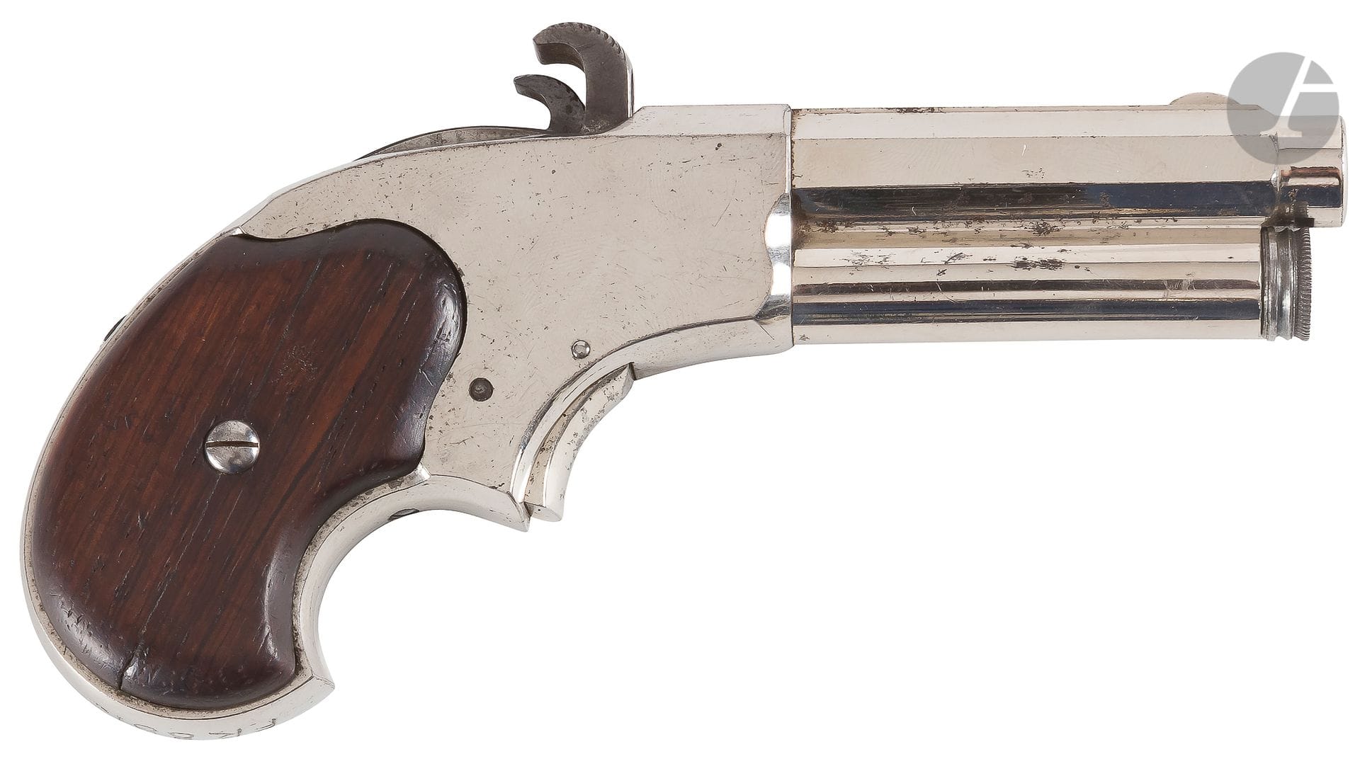 Pistolet « Remington Rider magazine », cinq coups, calibre 32 annulaire court.
Canon à pans marqué sur le dessus « E. Remington & sons Illion NY Riders Pat. Aug. 15 1871 », à magasin rond en dessous, chargement par l’avant. Carcasse à joue plate. Détente éperon. Plaquettes de crosse en noyer.
Longueur : 14,5 cm
B.E.
Finition nickelée (marqué postérieurement FR 88**).

Fabriqué de 1871 à 1888 à 10 000 exemplaires environ.

