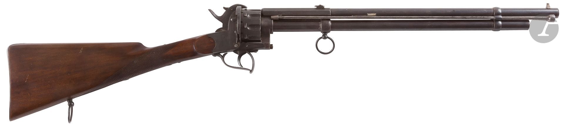Carabine revolver Le Mat à broche, 10 coups, neuf en calibre 12 mm et un coup à percussion,
calibre 14 mm, double action. 
Canon supérieur rayé, rond, à pans au tonnerre, de 50,5 cm, à hausse à deux feuillets, frappé « COLL LE MAT BRTE » et numéroté « 26* ». En dessous canon rond lisse de 43,5 cm pour le coup à percussion.
Barillet cannelé, chien avec sélecteur. Pontet mouvementé. Crosse en noyer verni en partie quadrillé. 
Baguette en fer sur le côté droit des canons.
Longueur totale : 93 cm
Finition remise en couleurs. 
B.E. Vers 1877.

