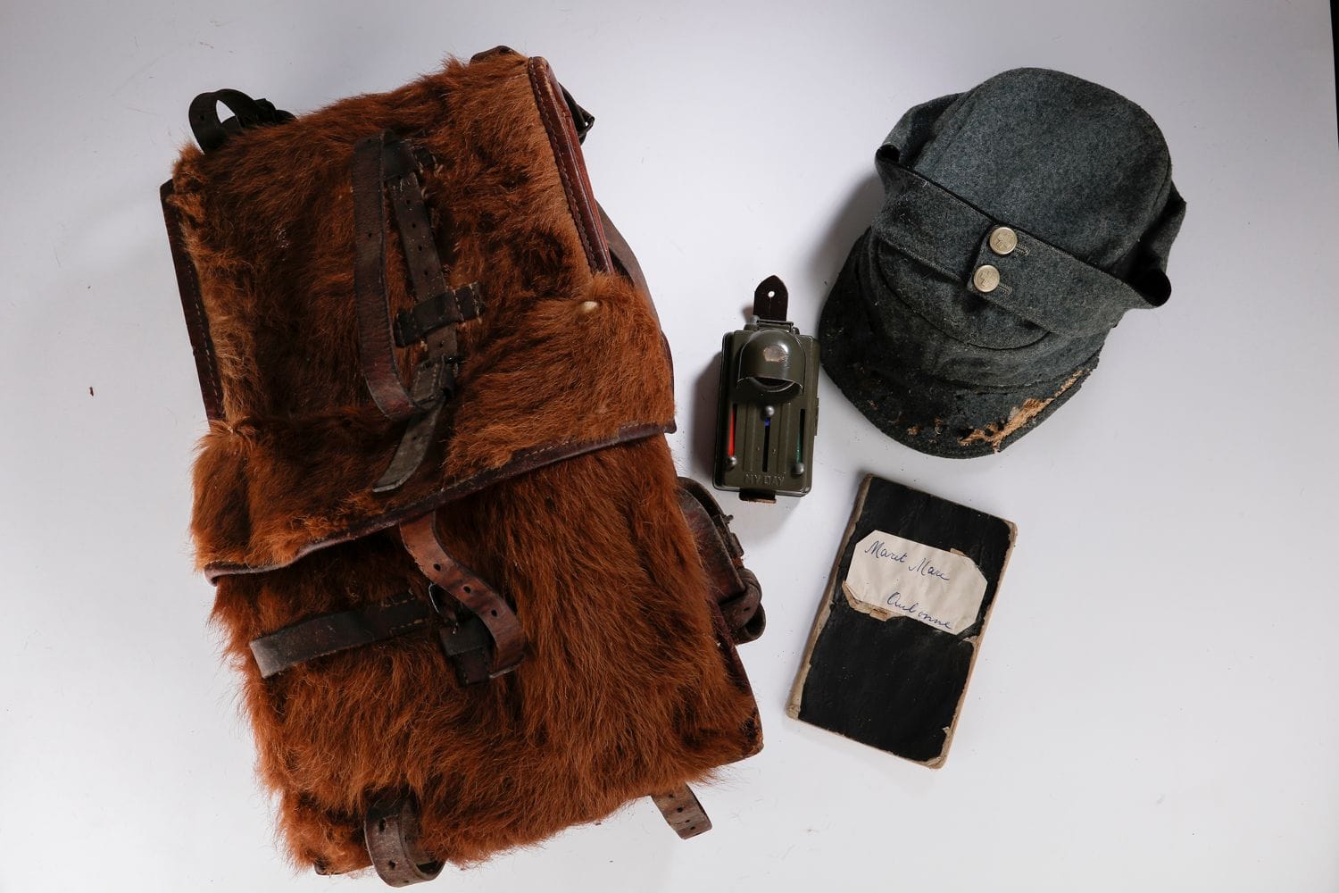 Havresac de l’armée suisse en peau de vache, cuir et toile.
Avec une casquette de montagne (mitée) et un livret de tir.
Dans l’état.

