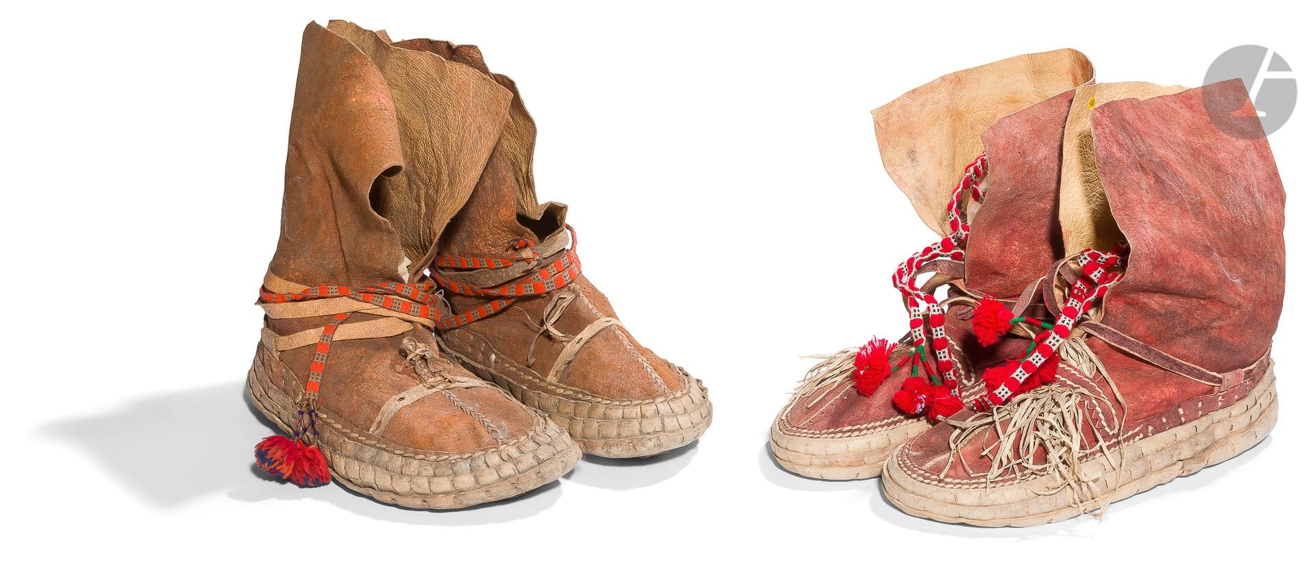 Deux paires de mocassins de trappeurs :
- à tiges, en peau teintée rouge cramoisi cousue à la main, lacets et franges en peau
XXe siècle. Longueur semelle : 27,5 cm
- à tiges, en peau naturelle cousue à la main, lacets et franges en peau.
XXe siècle. Longueur semelle : 29 cm
A.B.E. Traces d’usage.


