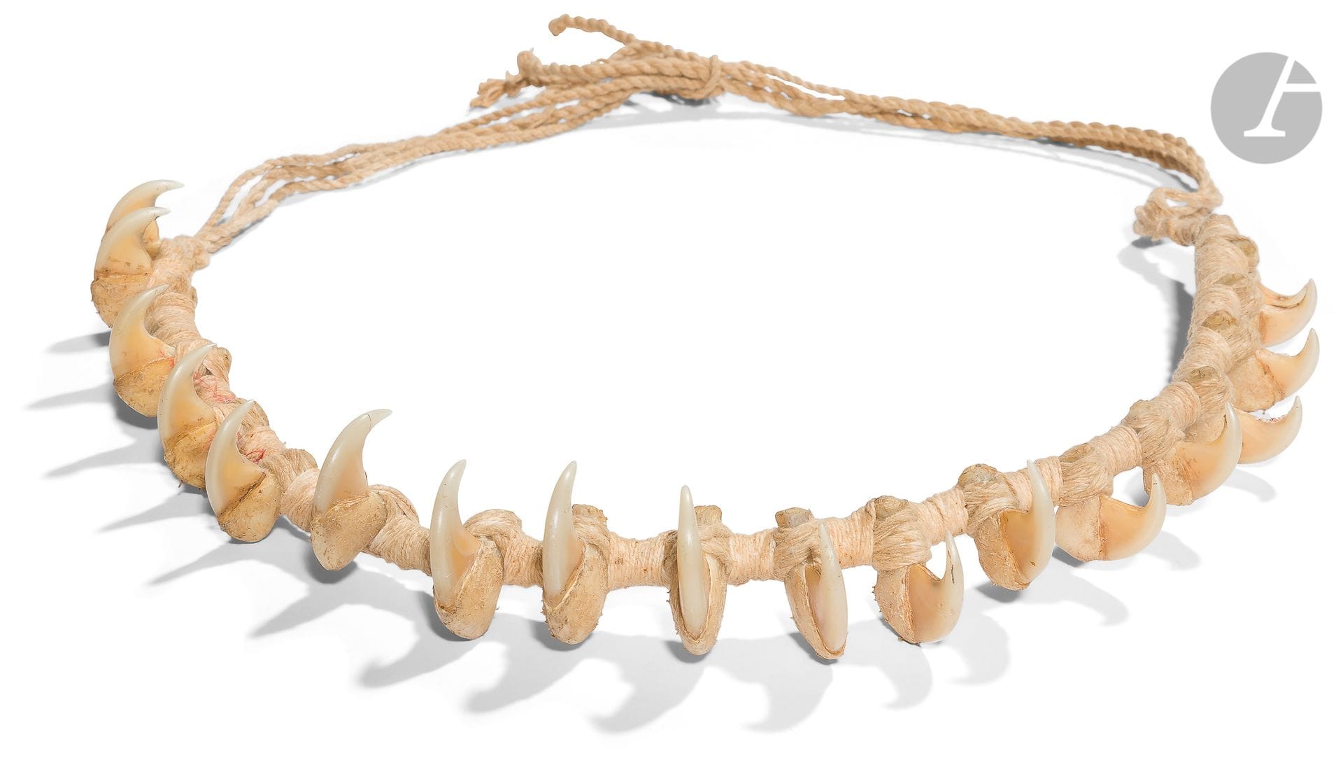 Serre-tête d’indien 
Formé de dix-huit ongles de félin, sur ligature tressée. 
B.E. XXe siècle. Brésil.

