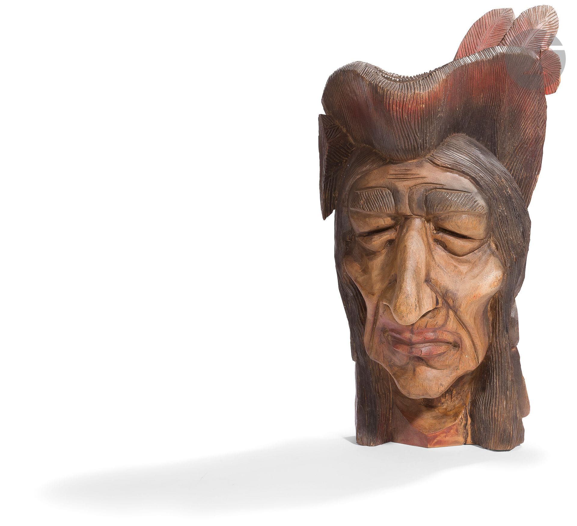 « Chef indien » 
Importante tête en bois sculpté en ronde bosse, avec polychromie, à suspendre. 
64 x 34 cm
B.E. XXe siècle.


