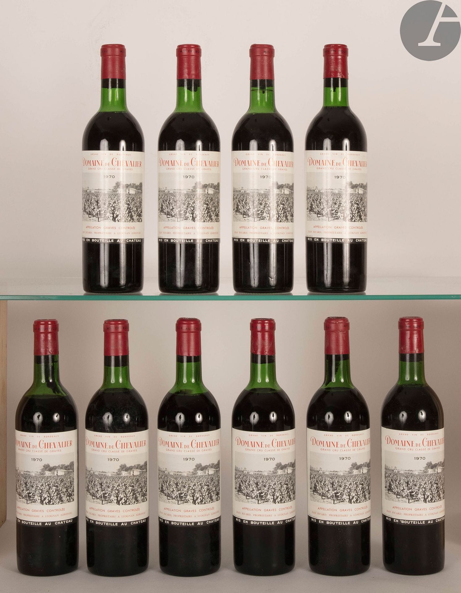 10 B DOMAINE DE CHEVALIER Rouge (Caisse bois d'origine de 12 sans pavillon supérieur remise à l'acquéreur) (1 B.G ; 3 T.L.B ; 5 H.E.+ et 1 H.E ; 1 c.l.a. au sommet), CC Graves, 1970