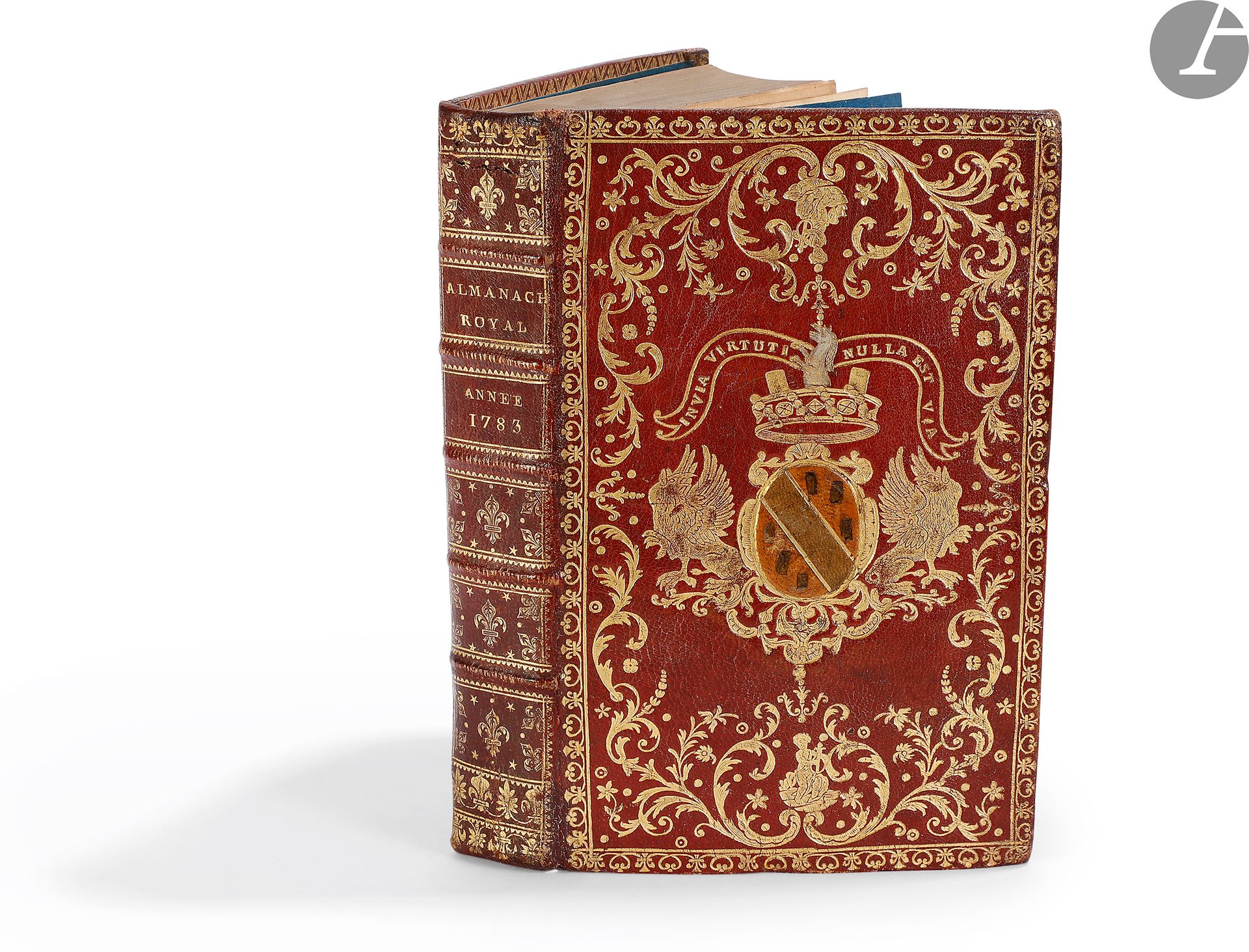 [ALMANACH].
Almanach royal, année M. DCC. LXXXIII.
Paris : d’Houry, [1783]. — In-8, 191 x 121 : 683 pp. Maroquin rouge, roulette dorée et dentelle dorée aux petits fers en encadrement sur les plats, armes dorées et mosaïquées au centre, dos à nerfs orné, roulette dorée intérieure, tranches dorées (reliure de l’époque).
OHR, pl. 31.
Très bel exemplaire orné d’une dentelle aux petits fers et des armes dorées et mosaïquées de l’un des membres de la famille De Moyria originaire de Bourgogne et du Bugey. Les armes sont accompagnées de la devise « Invia virtuti nulla est via ».
Reliure très bien conservée malgré de légers travaux de vers au premier caisson. Titre rapporté.