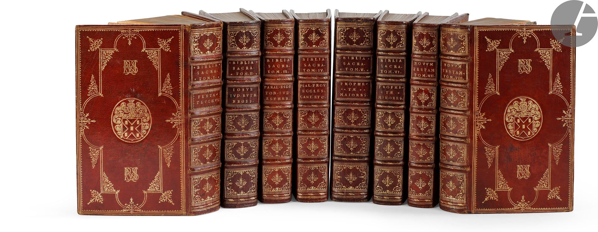 [BIBLE].
Biblia sacra, vulgatae editionis, Sixti V Pont. Max jussu recognita, atque edita. Iussu cleri gallicani.
Paris : Antoine Vitré, 1651-1652. — 8 volumes in-12, 160 x 91 : frontispice, (10 ff.), 768 pp. ; frontispice, 714 pp., (1 f. blanc) ; frontispice, 622 pp. ; frontispice, 648 pp., (2 ff.) ; frontispice, 780 pp. ; frontispice, 583 pp. ; frontispice, 480 pp. ; frontispice, 144, 447 pp. Maroquin rouge, plats ornés d’un double encadrement de deux filets dorés, encadrement intérieur lobé au centre des côtés et décoré de petits fers aux angles et en écoinçon, armes dorées au centre flanquées en haut et en bas d’un monogramme doré, dos à nerfs orné, filet et fer d’angle dorés à l’intérieur, tranches dorées sur marbrures (reliure vers 1665).
Delaveau-Hillard, Bibles imprimées du XVe au XVIIIe siècle, n° 1040.
Édition de la bible selon la vulgate sixto-clementine, imprimée par décision de l’Assemblé du clergé de 1650. Elle est illustrée d’un titre-frontispice gravé en taille-douce, ici répété à chaque volume ce qui n’est pas toujours le cas.
PRÉCIEUX EXEMPLAIRE RELIÉ À L’ÉPOQUE AUX ARMES ET AU CHIFFRE DE HÉLIE DU FRESNOY (1614-1698).



Bibliophile picard du XVIIe siècle, il fut premier commis du chancelier Le Tellier, puis marquis de Louvois. Il fit relier ses livres par plusieurs relieurs successifs, parmi les meilleurs de l’époque. Les fers permettent ici d’attribuer la reliure au premier qu’il fit travailler, actif selon Esmérian de 1662 à 1668.
Esmérian estimait la bibliothèque de Du Fresnoy à plus de 100 volumes, représentant une cinquantaine d’ouvrages pour la plupart classiques. Il a jouté que ces livres étaient de format in-8 et rarement in-12 comme c’est ici le cas.
Exemplaire très bien conservé malgré un petit accident à la coiffe supérieure du premier volume et des traces sombres et de frottements sans gravité sur certains plats. Petite restauration sur le second plat du troisième tome. Rousseurs et quelques mouillures claires par endroits.
Provenance : Hélie du Fresnoy, avec ses armes et son chiffre sur les plats. – Baillot, avec ex-libris manuscrit « Baillot Prêtre de L’Oratoire 1778 » sur les gardes.