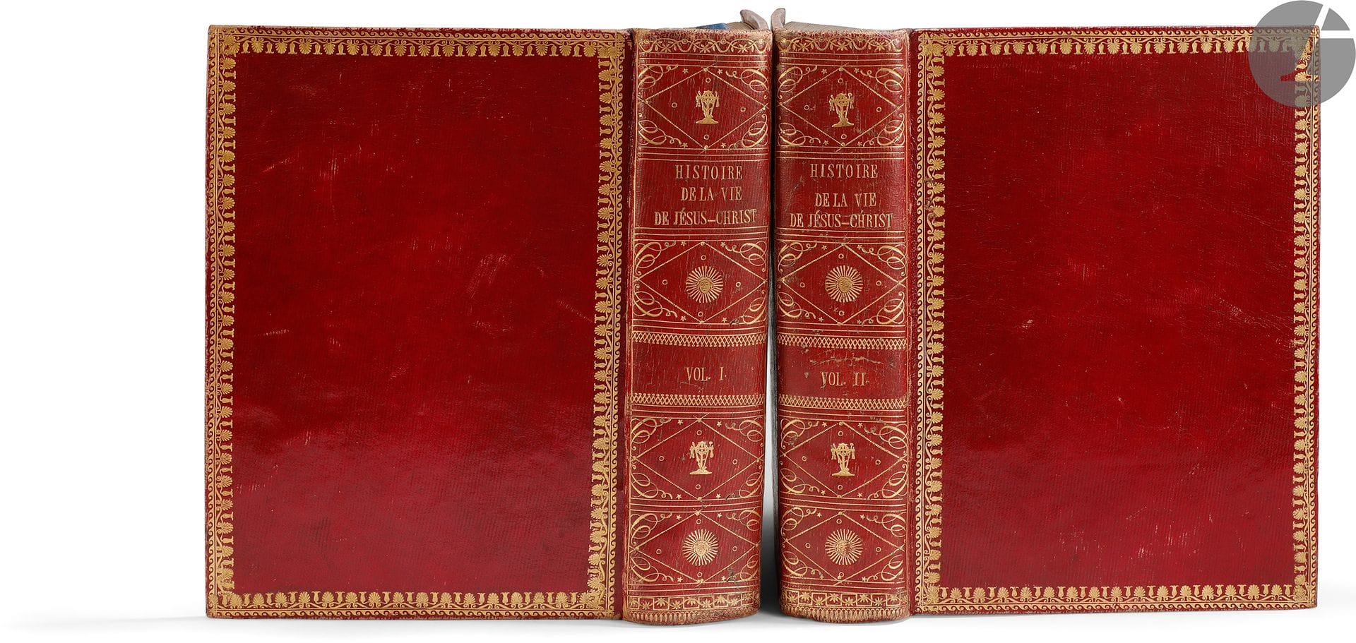 LIGNY (François de).
Histoire de la vie de Jésus-Christ.
Paris : imprimerie de Crapelet, 1804. — 2 volumes in-4, 242 x 176 : frontispice, (2 ff.), viij, 514 pp., 39 planches ; frontispice, (2 ff.), 534 pp., 34 planches, 1 carte. Maroquin rouge à long grain, roulette dorée en encadrement sur les plats, dos lisse orné, roulette dorée intérieure, tranches dorées (reliure de l’époque).
Édition originale dédiée au Pape Pie VII publiée par De Sambucy, de cet ouvrage recherché du prêtre séculier François de Ligny (1709-1789).
Elle est illustrée de 75 superbes planches gravées sur cuivre, reproduisant des tableaux de grands maîtres tels que Raphaël, Rubens, Carache, Poussin, Véronèse, Titien, De Vinci, etc. On y trouve également une carte dépliante de la Palestine.
Exemplaire sur papier vélin, comprenant les planches en état avant la lettre, dans une très belle reliure en maroquin de l’époque.
Quelques frottements d’usage.