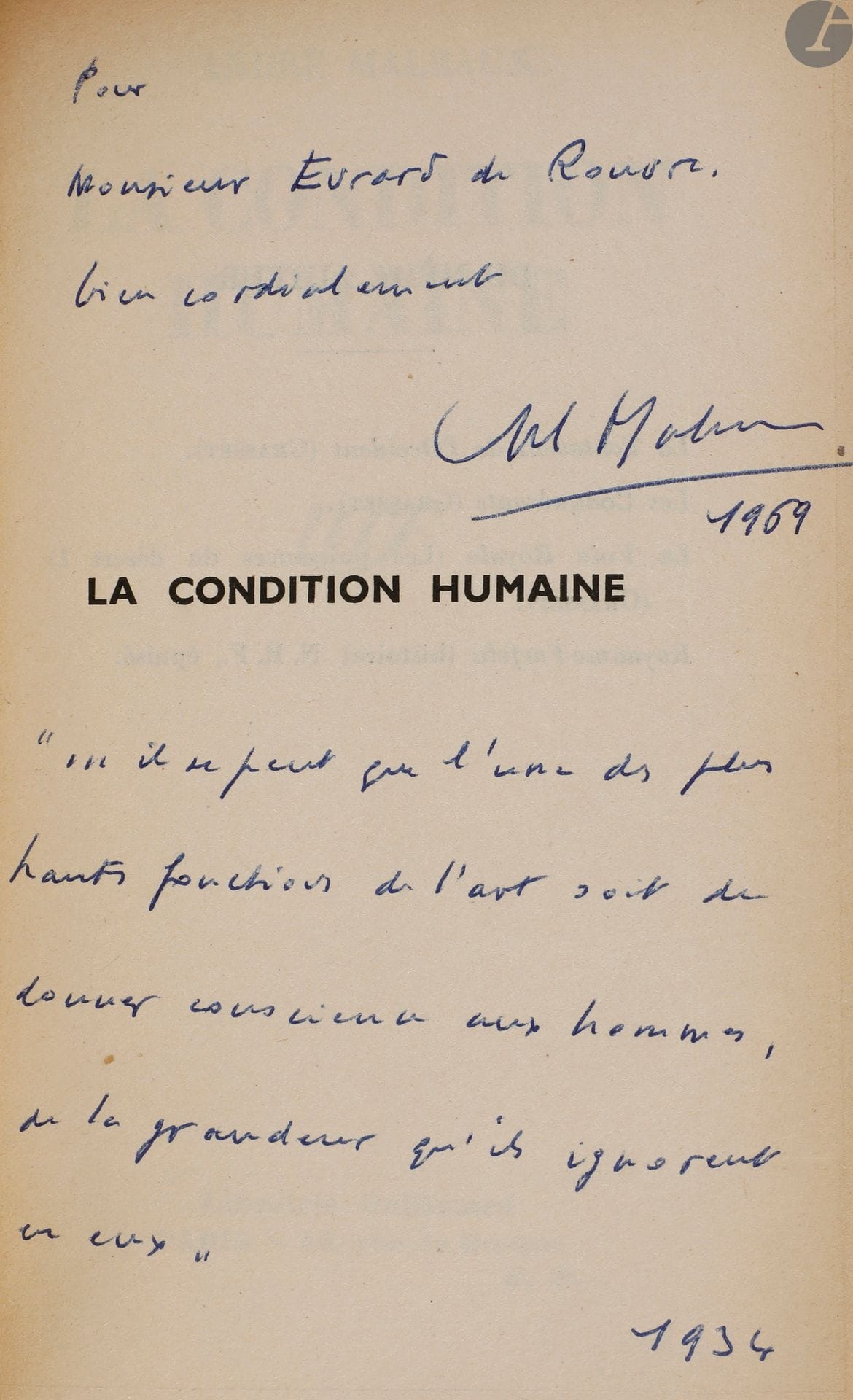 *MALRAUX (André).
La Condition humaine.
Paris : Gallimard, [1933]. — In-8, 184 x 117 : 402 pp., (2 ff. dernier blanc), couverture illustrée. Veau pourpre, double filet doré en encadrement sur les plats, dos à nerfs, encadrement de veau pourpre à l’intérieur, orné d’un double filet doré, doublures de soie blanche bordée d’un listel de veau noir, gardes de soie blanche, tête dorée, non rogné, couverture et dos conservés, étui (reliure de la seconde moitié du XXe siècle).
Édition originale de l’un des romans les plus lus du XXe siècle, lauréat du prix Goncourt l’année de sa publication. 
Cet exemplaire, du service de presse, est l’un des très rares que l’éditeur tira spécialement pour quelques amis, comprenant une couverture particulière illustrée d’une gravure sur bois représentant une tête de mort à travers les yeux de laquelle sortent deux torches enflammées.
On trouve reliée en tête une très belle L.A.S. de Gaston Gallimard, une page in-8, datée du 9 mai 1933, pliée, adressée au destinataire de l’exemplaire, donnant des précisions sur ce tirage spécial et son avis sur l’ouvrage : « J’ai fait hier, à l’avance, pour quelques amis, des exemplaires spéciaux de “La Condition humaine” d’André Malraux. Je tiens à ce que vous soyez parmi les premières personnes qui connaissiez cet ouvrage remarquable… Ce livre exprime si bien toutes nos préoccupations, il est, à mon sens, si significatif, qu’en dehors de toute préoccupation commerciale je voudrais que vous le lisiez tout de suite… Il faut que vous sachiez que “La Condition humaine” est un des livres que je suis le plus fier d’avoir édité… »
Exemplaire provenant de la bibliothèque du producteur, antiquaire, collectionneur et bibliophile Évrard de Rouvre (1923-1979), portant cet envoi de l’auteur sur le faux titre, écrit plus de 30 après la publication de l’ouvrage :
Pour // Monsieur Evrard de Rouvre, // bien cordialement // André Malraux // 1969 // “… il ne peut que l’une des plus // hautes fonctions de l’art de // donner conscience aux hommes, // de la grandeur qu’ils ignorent // ​en eux ” // 1934
Dos passé et quelques traces de frottements d’usage. Déchirures aux pliures de la lettre, un petit morceau, à l’angle inférieur droit, est défait.