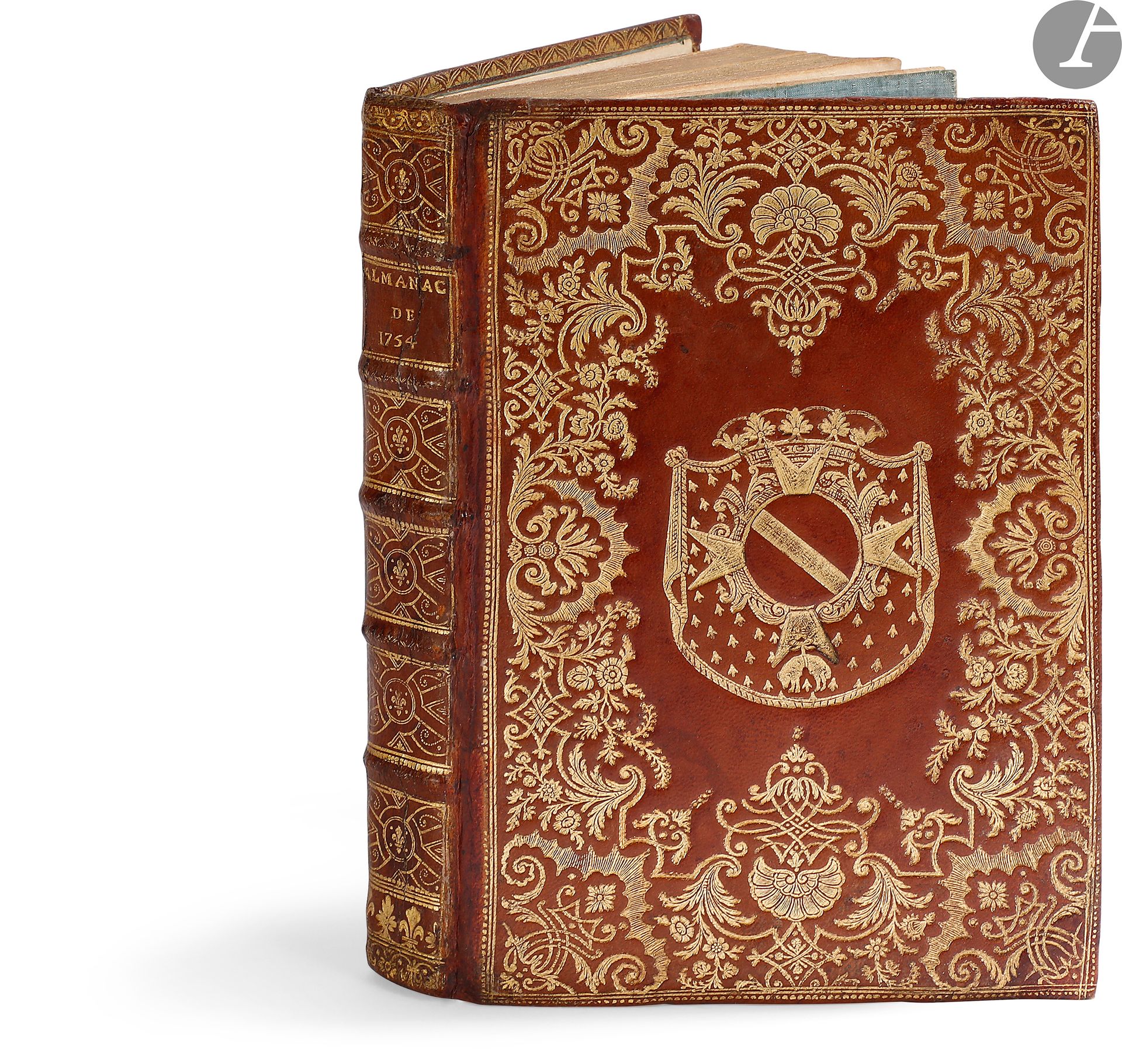 [ALMANACH].
Almanach royal, année M. DCC. LIV.
Paris : Le Breton, 1754. — In-8, 187 x 125 : 467 pp. Maroquin rouge, plaque rocaille dorée en encadrement et armes dorées au centre sur les plats, dos à nerfs orné, roulette dorée intérieure, doublures et gardes de tabis bleu, tranches dorées (reliure de l’époque).
OHR, pl. 12.
Exemplaire orné d’une plaque de Pierre-Paul Dubuisson (17..-vers 1762), décrite par Rahir sous le n° 184a (Livres dans de riches reliures, Paris 1910).
Il porte les armes de Philippe de Noailles, prince de Poix, duc de Mouchy (1715-1794).
Exemplaire portant cet ex-libris manuscrit ancien au verso du dernier feuillet blanc : « Ce livre appartient à Nicolas Forest Demeurant Lisieux rue Pontmortain à Lisieux 123 Signé Forest fils fils ».
Charnières et coins habilement restaurés.