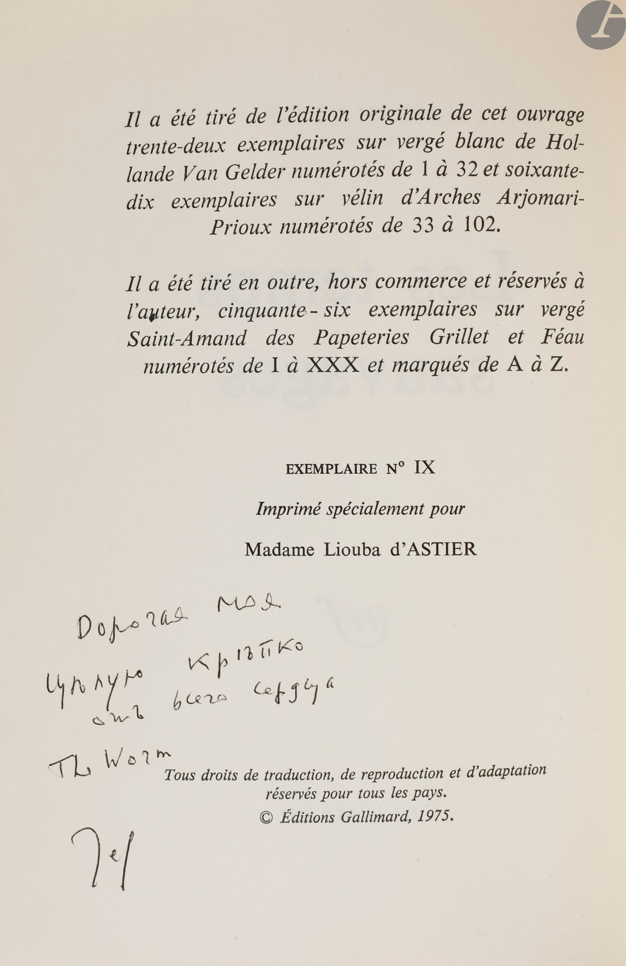 KESSEL (Joseph).
Les Temps sauvages.
Paris : Gallimard, [1975]. — In-8, 217 x 146 : 191 pp., (4 ff. dernier blanc), couverture imprimée. Broché.
Édition originale du dernier roman de Joseph Kessel.
Un des 56 exemplaires hors commerce et réservés à l’auteur, tirés sur vergé Saint-Amand des Papeteries Grillet et Féau. Celui-ci fut spécialement imprimé pour Madame Liouba d’Astier (1908-1991), fille de Loenid Krassine, révolutionnaire bolchevique et compagnon de Lénine, qui épousa en secondes noces l’homme politique et compagnon de la Libération Emmanuel d’Astier de La Vigerie (1900-1969).
Exemplaire enrichi d’un envoi autographe de l’auteur sous la justification, écrit en cyrillique et en anglais.
Provenance : Liouba d’Astier. – Ex-libris M.D.