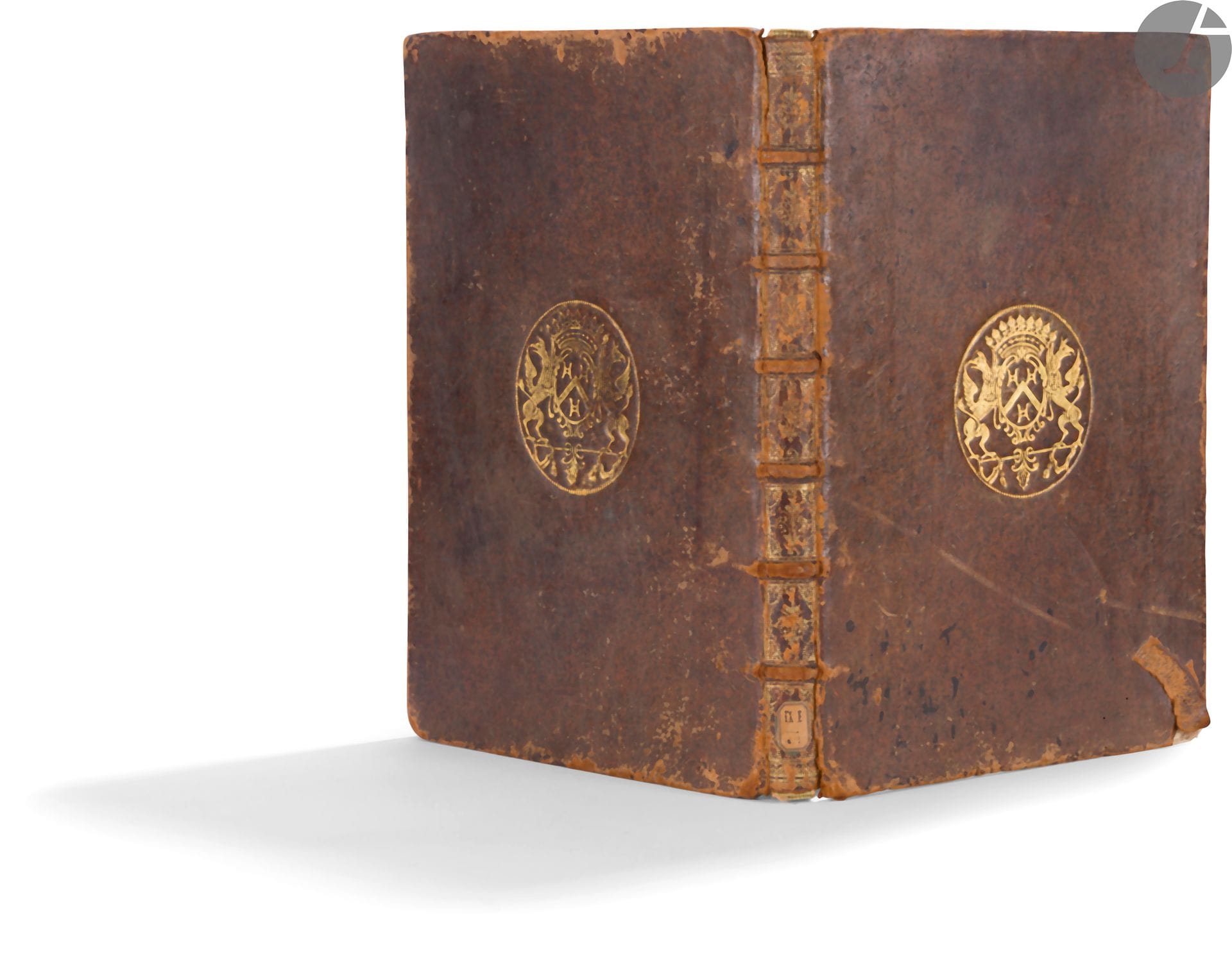 DU CANGE (Charles du Fresne).
Essays sur l’histoire de France au commencement de la seconde race.
En français, manuscrit sur papier.
France, XVIIe siècle.
Petit in-folio, 225 pp., précédés de [9] ff. et suivis de [35] ff., suivis de plusieurs ff. blancs, écritures cursives, on distingue deux mains, l’une copie le corps du texte, l’autre commente et annote dans les marges. Reliure de plein veau brun, dos à 6 nerfs cloisonné et fleuronné, étiquette avec cote ancienne en queue de dos : « IX. E. a. 1 », armoiries au centre des plats (Habert de Montmor : D’azur, au chevron d’or, accompagné de 3 anilles ou fers de moulin d’argent, 2 en chef, 1 en pointe), roulette dorée sur les coupes, tranches mouchetées (manques de cuir, quelques épidermures, dos frotté, armoiries du plat inférieur frottées ; restauration au dernier feuillet écrit (p. 225)). Dimensions : 340 x 225 mm
Manuscrit ayant appartenu à un membre de la famille Habert de Montmort, très certainement Henri-Louis Habert de Montmort, homme de lettres et de sciences, académicien de la première heure, élu en 1634 et contemporain de Du Cange. L’œuvre historique de Du Cange est pour partie encore inédite ou du moins éditée seulement par bribes (voir certaines « Dissertations » publiées (par Petitot (1819)). Ce texte relève de la série de « Dissertations sur les parties principales de l’Histoire de France ». Le sommaire de ces travaux, restés manuscrits, est paru dans le Journal des savants (1752).

Charles du Fresne du Cange (1610-1688) fut un savant, lexicographe et historien, originaire de Picardie. Il se consacra à l’étude de l’origine des langues et des institutions du Moyen Age, célèbre aussi pour son Glossarium ad scriptores mediae et infimae latinitatis, dictionnaire paru en 1678, témoignant de l’évolution du latin médiéval en Europe.
Dans son ouvrage Du Cange divise l’Histoire de France en sept époques qui peuvent se réduire à 5 car la 6e et 7e ne sont que des annexes de la 5e. Seule la quatrième époque concerne le présent manuscrit avec l’État de la France sous la seconde race. Elle se compose de 37 dissertations sur les nobles, les chevaliers, les serfs, les fiefs, les investitures et l’organisation féodale. Du Cange mena plusieurs recherches sur l’histoire de France et celle de la Picardie. Les papiers de Du Cange furent aliénés à la mort de son fils aîné, certains furent vendus au libraire Mariette, mais l’arrière-neveu de Du Cange, Charles Du Fresne d’Aubigny, s’attacha à les rassembler et les déposa à la Bibliothèque du roi, à la Bibliothèque de l’Arsenal ou encore celle d’Amiens entre 1735 et 1756. En 1752 parait dans le Journal des Savants le Mémoire sur les Manuscrits de M. du Cange qui fournit la liste des ouvrages manuscrits sur l’Histoire de France et l’Histoire de la Province de Picardie.

Provenance : Reliure aux armes de la famille Habert de Montmort. Il peut s’agir de Henri-Louis Habert de Montmort (ou de Montmor) (1600-1679), homme de lettres et académicien élu en 1634. Grand ami de Mersenne et de Gassendi, Habert de Montmor fut le fondateur de « l’Académie Montmor », société savante réunissant dans son hôtel particulier de la rue du Temple à Paris (Hôtel de Montmort) des savants, philosophes et scientifiques, ancêtre de l’Académie des sciences fondée en 1666. C’est à l’hôtel de Montmort que Molière lut en 1664 son Tartuffe alors interdit et que Jean-Baptiste Denis (1635-1704), médecin de la Faculté de médecine de Reims, réalisa les premières expériences de transfusion sanguine d’un animal vers l’homme en 1667. Cartésien fidèle, Montmort sera de ceux qui, le 25 juin 1667, menèrent le corps de Descartes, de retour de Suède, à l’église Sainte-Geneviève. Montmort possédait un cabinet de curiosités et une bibliothèque importante.
Voir : « Notice sur la vie et les ouvrages de Charles Dufresne Du Cange » in Glossaire françois, faisant suite au Glossarium mediae et infimae latinitatis, avec additions de mots anciens extraits des glossaires de La Curne de Sainte-Palaye. Roquefort, Raynouard, Burguy, Diez, etc., et une notice sur Du Cange. Niort, L. Favre 1879.