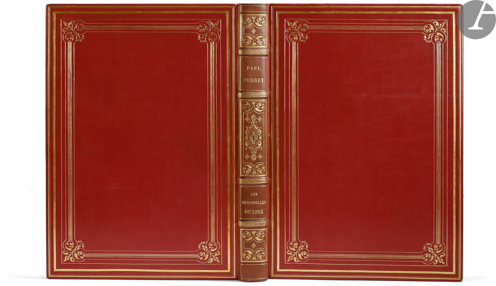 PERRET (Paul).
Les Demoiselles de Liré.
Paris : Boussod, Valadon et Cie, [1894]. — Grand in-4, 352 x 246 : frontispice, (2 ff.), 221 pp., (3 ff. dernier blanc), 16 planches, couverture imprimée. Veau rose, encadrement doré sur les plats, composé de filets et de quatre fleurons aux angles, dos à nerfs orné, roulette dorée intérieure, doublures et gardes de soie moirée bleue, doubles gardes, tranches dorées sur témoins, couverture et dos conservés, étui (Durvand).
Édition originale de ce roman d’aventures et d’amour de Paul Perret, se déroulant pendant la conspiration dite des Prouvaires sous Louis-Philippe et de la petite chouannerie de 1832.
L’illustration est constituée de 32 compositions, dont 8 têtes de chapitre, 8 culs-de-lampe et 16 hors-textes, gravées d’après les aquarelles et dessins réalisés par Maurice Leloir en collaboration avec Charles Delort. Les artistes reproduisent avec un très grand réalisme les gens, les modes, les attitudes, les toilettes des années 30. Toutes ces gravures sont sous serpente légendée en rouge.
UN DES 20 EXEMPLAIRES NUMÉROTÉS SUR PAPIER WHATMAN, avec toutes les illustrations spécialement tirées en couleurs et enrichis d’un frontispice à l’effigie et aux armes de la duchesse de Berry, lui aussi en couleurs, ainsi que d’une aquarelle originale signée de Maurice Leloir sur le faux titre.
Très bel exemplaire relié par Durvand.
Exemplaire très bien conservé si ce n’est le dos légèrement passé.