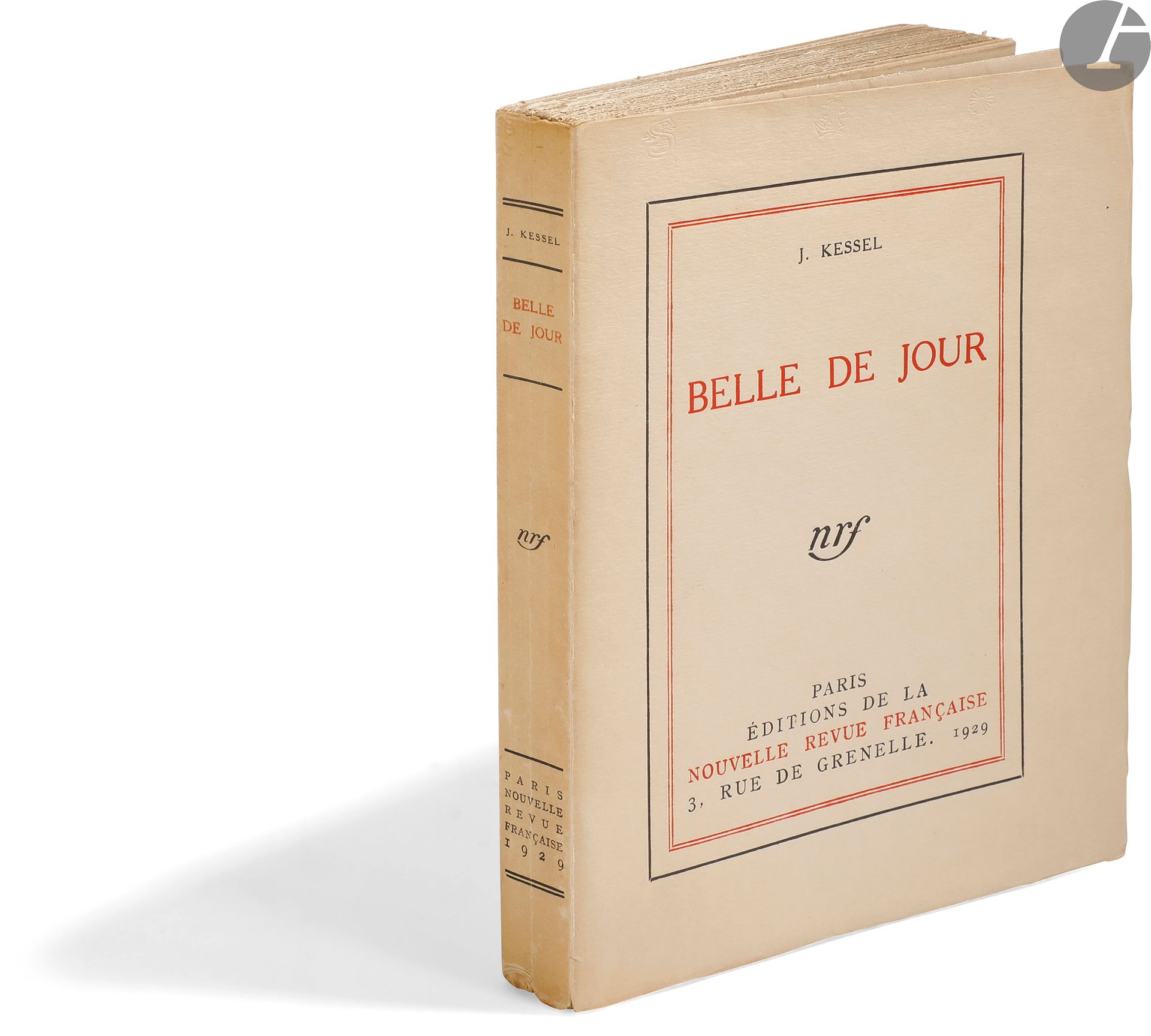 KESSEL (Joseph).
Belle de jour.
Paris : Nouvelle Revue Française, 1929. — In-4 tellière, 217 x 165 : 235 pp., (2 ff. dernier blanc), couverture imprimée. Broché, sous chemise demi-box gris à bandes à recouvrement et étui (D.-H. Mercher).
Édition originale de ce célèbre et sulfureux roman de Joseph Kessel, qui suscita de violentes réactions de la part des lecteurs au moment de sa première publication dans le journal Gringoire.
Un des 110 premiers exemplaires réimposés dans le format in-4 tellière sur papier vergé Lafuma-Navarre, celui-ci, faisant partie des 100 destinés aux Bibliophiles de la Nouvelle Revue Française, spécialement imprimé pour le poète et écrivain Joë Bousquet (1897-1950).
Exemplaire très bien conservé, protégé par une chemise et un étui réalisés par Daniel-Henri Mercher.
Frottements au dos de la chemise.
Provenance : Joë Bousquet. – Ex-libris M.D.