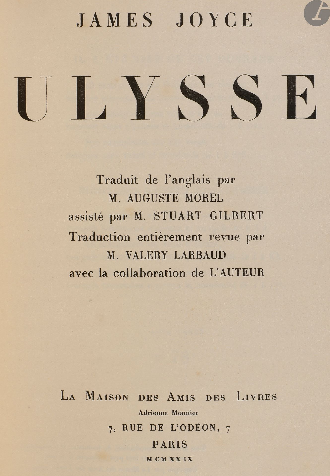 JOYCE (James).
Ulysse.
Paris : La Maison des Amis des Livres, 1929. — In-4, 225 x 178 : (4 ff.), 870 pp., (1 f.), couverture imprimée. Maroquin vert foncé janséniste, dos à nerfs, tête dorée, non rogné, couverture et dos conservés, étui (Fr. Alloiteau).
Édition originale de la traduction française donnée par Auguste Morel assisté de Stuart Gilbert et entièrement revue par Valery Larbaud avec la collaboration de l’auteur.
Un des 1045 exemplaires sur alfa vergé, celui-ci étant l’un de 875 numérotés de 1 à 875.
Bel exemplaire en reliure moderne signée Alloiteau.
Salissures et taches à la couverture. Quelques rousseurs éparses sans gravité. Déchirure sans manque à un feuillet (pp. 865-866).