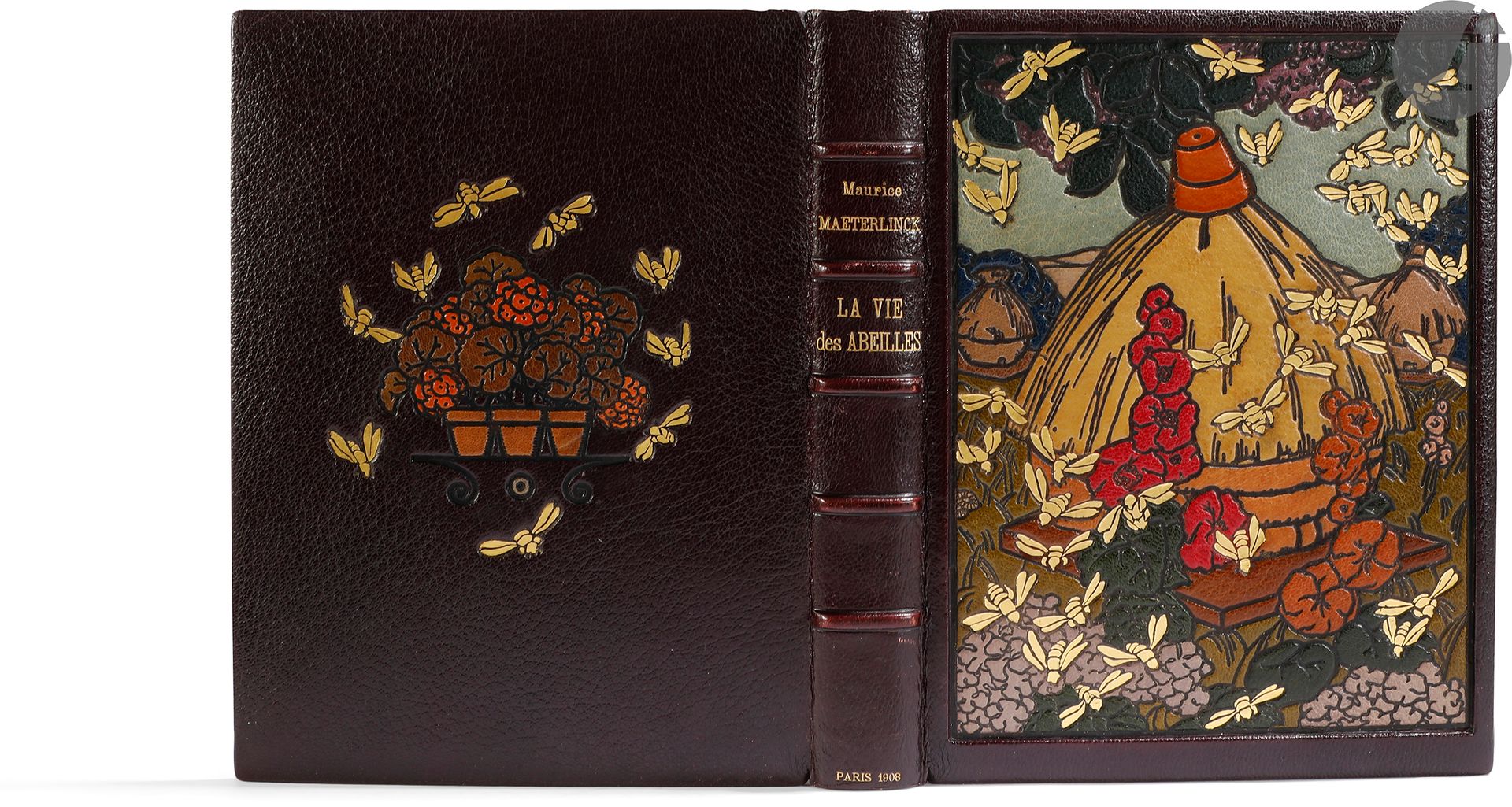 *MAETERLINCK (Maurice) – SCHWABE (Carlos).
La Vie des abeilles.
Paris : Société des Amis du Livre Moderne, 1908. — In-8, 237 x 176 : frontispice, (3 ff.), 201 pp., (4 ff. dernier blanc), couverture illustrée. Maroquin aubergine, premier plat entièrement recouvert d’un décor mosaïqué de différents maroquins représentant un paysage de campagne avec 3 ruches à l’extérieur desquelles volent des dizaines d’abeilles dorées, second plat orné d’une étagère sur laquelle sont posées 3 pots de fleurs mosaïqués de maroquins dans les tons marron et orange, entourés d’abeilles dorées, dos à nerfs, encadrement de maroquin aubergine, orné d’un double filet doré et d’une abeille dorée à chaque angle, doublures et gardes de cuir marbré, doubles gardes, tranches dorées sur témoins, couverture et dos conservés, étui (René Kieffer).
Très belle et rare édition tirée à seulement 150 exemplaires imprimés sur papier à la forme au filigrane de la Société des amis du livre moderne, illustrée d’un frontispice et de 69 compositions de Carlos SCHWABE, dont deux sur la couverture et 67 dans le texte, gravées en couleurs par le procédé de M. G. Bataille sous la direction artistique de M. Henri Leitner.
Très bel exemplaire en maroquin mosaïqué de René Kieffer, faisant partie des 15 mis dans le commerce, enrichi d’une décomposition des couleurs de l’une des illustrations.
Exemplaire très bien conservé.