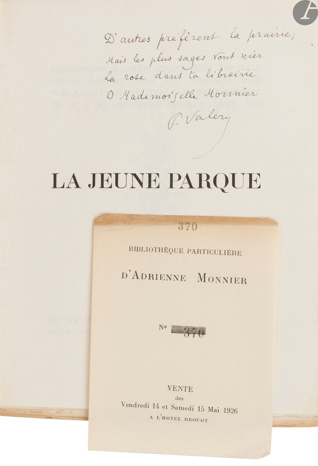 VALÉRY (Paul).
La Jeune Parque.
Paris : Nouvelle Revue Française, 1917. — In-4, 241 x 190 : (24 ff. premier et dernier blancs), couverture illustrée. Broché.
Édition originale de l’une des œuvres majeures de la poésie française du XXe siècle.
« Après vingt ans de silence, Paul Valéry fit paraître en 1917 un très long poème, La Jeune Parque, qui d’emblée lui apporta la renommée. […] Pour étoffer ses anciennes poésies, il songea à leur adjoindre une pièce d’une quarantaine d’Alexandrins. La guerre venue, pour atténuer son angoisse, il s’imposa les contraintes prosodiques les plus rigoureuses. De ce gigantesque effort – Paul Valéry ne couvrira pas moins de huit cents pages d’ébauches pour donner aux cinq cents vers de La Jeune Parque leur forme définitive – naîtra l’œuvre où se fondent dans une harmonie rarement égalée “une extrême sensualité, une extrême intellectualité, une extrême musicalité” » (Paul Valéry, Exposition du centenaire, Paris, Bibliothèque nationale, 1971, page 49).
Il répondait alors au désir de deux de ses amis, André Gide, dédicataire du recueil, et Gaston Gallimard.
Un des 575 exemplaires sur vergé d’Arches.
EXEMPLAIRE DE L’ÉDITRICE ET POÉTESSE ADRIENNE MONNIER (1892-1955), portant ce très bel envoi autographe en vers sur le faux titre : 
D’autres préfèrent la prairie ; // Mais les plus sages vont nier // La rose dans ta librairie // O Mademoiselle Monnier // P. Valéry
L’auteur de La Jeune Parque était un habitué et un fidèle de « La Maison des Amis des Livres », librairie créée par Adrienne Monnier le 15 novembre 1915 au 7 rue de l’Odéon à Paris.
Légères salissures à la couverture. Quelques rousseurs éparses.
Provenance : Adrienne Monnier, avec envoi de l’auteur et papillon de la vente de 1926 (cat. mai 1926, n° 370). – Ex-libris M.D.