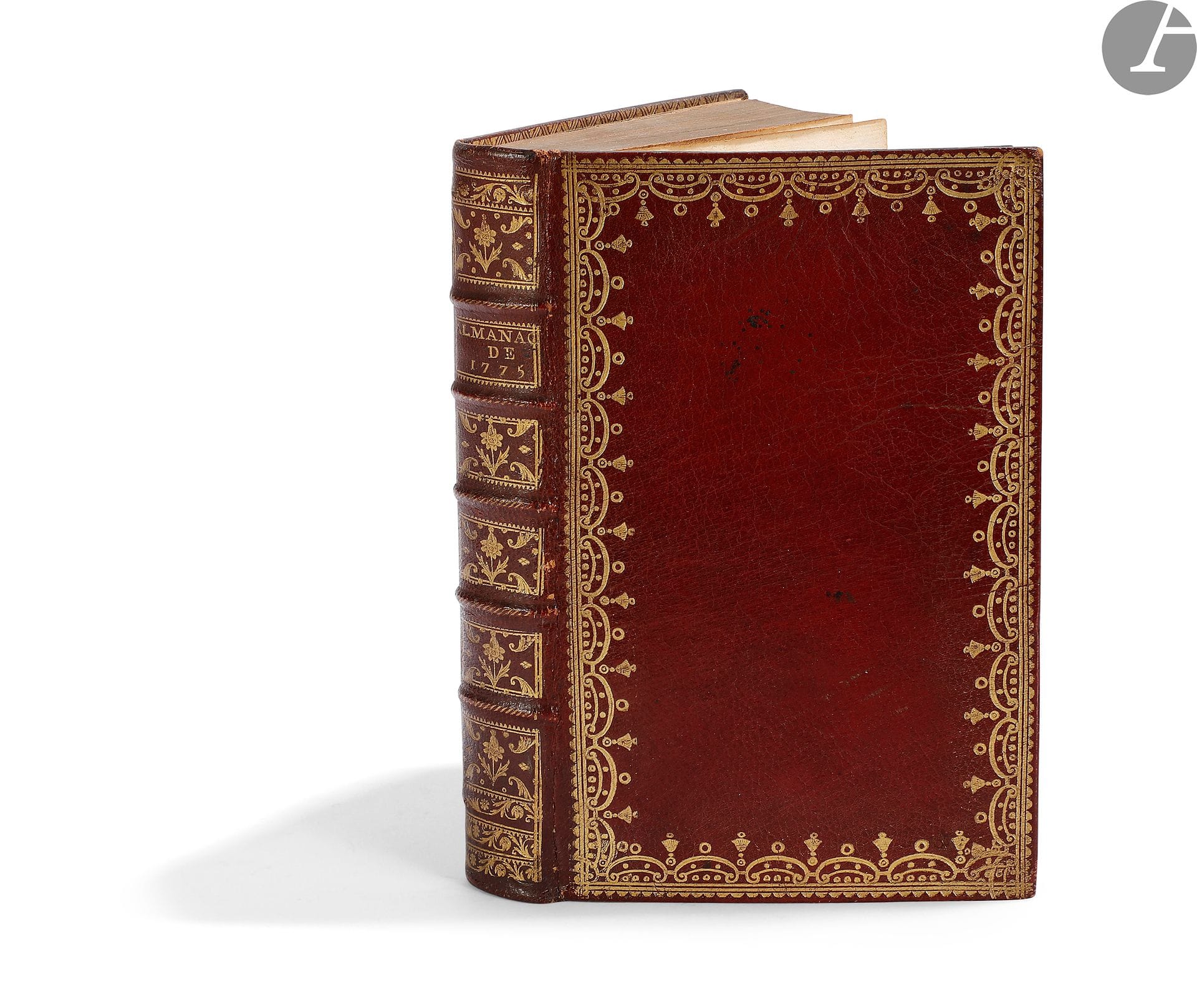[ALMANACH].
Almanach royal, année M. DCC. LXXV.
Paris : Le Breton, [1775]. — In-8, 195 x 123 : 632 pp. Maroquin rouge, roulette dorée en encadrement sur les plats, dos à nerfs orné, roulette dorée intérieure, tranches dorées (reliure de l’époque).
Joli exemplaire orné sur les plats d’une belle roulette décorative.
Exemplaire très bien conservé malgré une mouillure à un angle des premiers feuillets.
