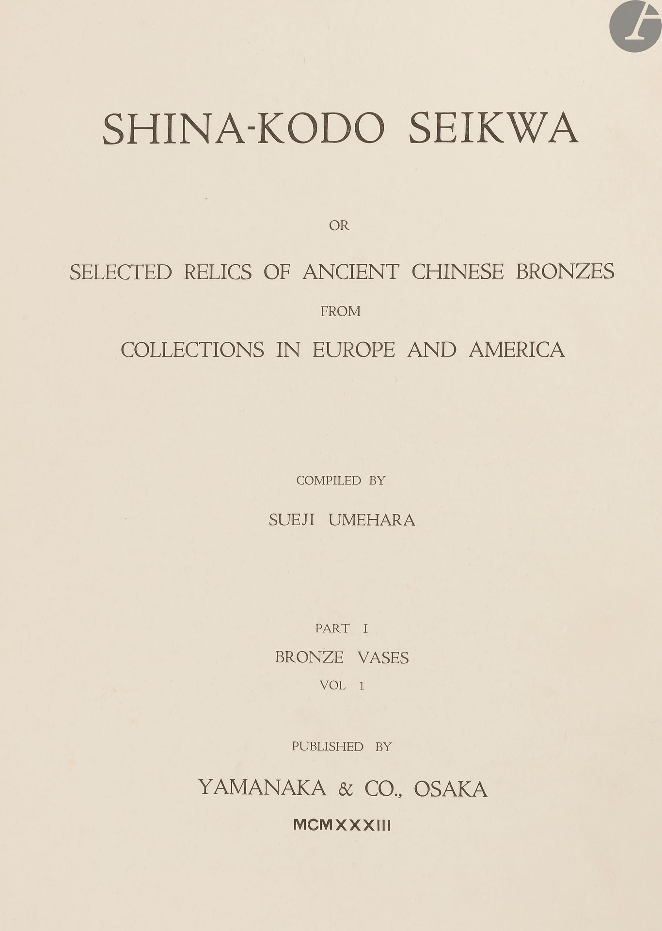 *UMEHARA (Sueji).
Shina-Kodo Seikwa or selected relics of ancient chinese bronzes from collections in Europe and America.
Osaka : Yamanaka & co, 1933. — 3 parties en 7 volumes in-folio, 387 x 304. Reliure à la japonaise en toile verte imprimée, pièce de soie imprimée en japonais sur le premier plat, tranches dorées, chemise à rabats de toile verte.
Édition originale de cet ouvrage monumental bilingue, japonais et anglais, proposant une sélection de bronzes chinois provenant des collections d’Europe et d’Amérique.
Établi par l’archéologue japonais Umehara Sueji (1893-1983), il est divisé en 3 parties, portant respectivement sur les vases en bronze (vol. I à III), les miroirs anciens (vol. 4 et 5), et les objets divers (vol. 6 et 7). Il réunit la description et la reproduction de plusieurs centaines de bronzes réparties sur 547 planches (250 dans la première partie, 160 dans la seconde et 137 dans la troisième), chacune accompagnée d’une serpente légendée en japonais et en anglais, parfois comprenant également des frottis d’éléments décoratifs de l’objet reproduit. Sueji entreprit ce travail à la faveur d’un séjour de 3 ans en Europe et aux États-Unis de 1926 à 1929.
Exemplaire très bien conservé, numéroté dans le premier volume (n° 229). Ce même volume contient une carte collée à la doublure portant l’indication imprimée « With Best Compliments from » suivie de la signature autographe de l’éditeur Sadajiro Yamanaka (1866-1936). En tête de cette carte a été ajoutée la mention tapée à la machine « Musée Guimet, Paris ». Il semble que cet exemplaire, destiné visiblement à ce musée, n’ait jamais été livré à son destinataire. Aucune marque de collection ou de bibliothèque ne figure dans les volumes.
Dos des chemises passés. Les ouvrages sont dans un parfait état de conservation, condition des plus rares pour ce livre que l’on trouve souvent incomplet et en mauvais état.