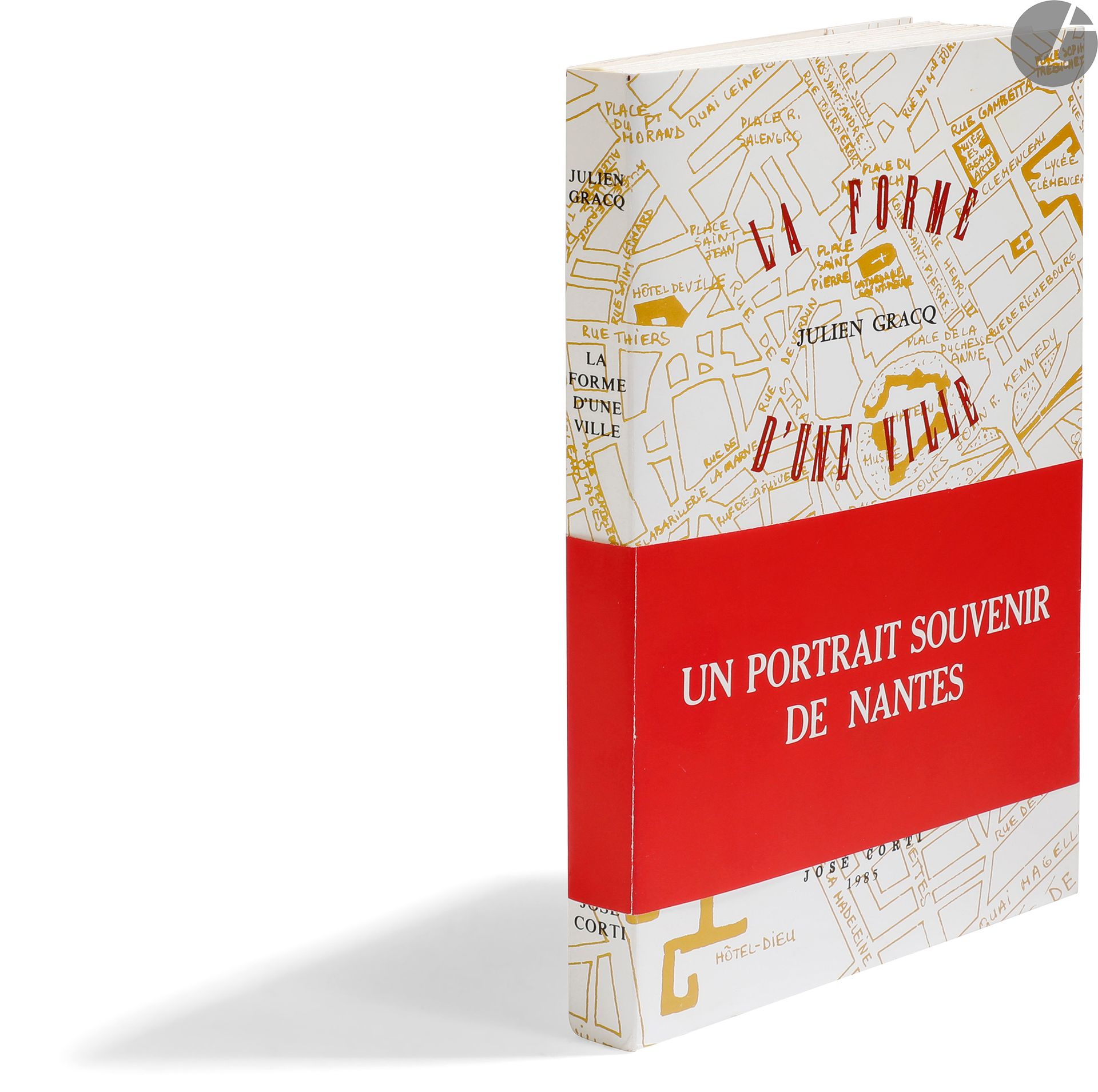 GRACQ (Julien).
La Forme d’une ville.
Paris : José Corti, 1985. — In-12, 184 x 115 : (3 ff. premier blanc), 213 pp., (2 ff. dernier blanc), couverture illustrée. Broché, couverture rempliée.
Édition originale de ce livre dans lequel Julien Gracq évoque la ville de Nantes.
Un des 125 exemplaires sur papier Rhapsodie d’Arjomari, seul tirage sur grand papier avec quelques exemplaires hors commerce.
Exemplaire parfaitement conservé, presqu’entièrement non coupé, complet de la bande rouge de l’éditeur.