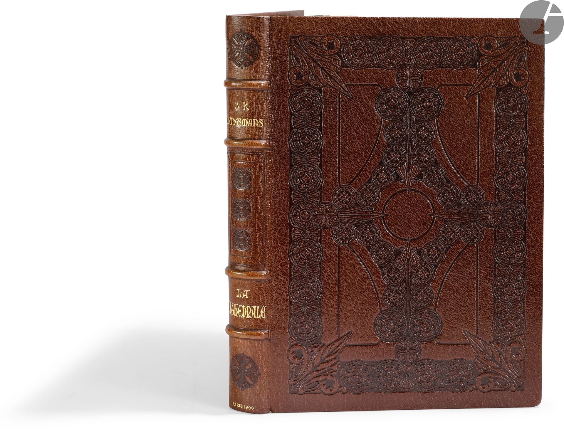 JOUAS (Charles) – HUYSMANS (Joris Karl).
La Cathédrale.
Paris : A. Blaizot, René Kieffer, 1909. — In-4, 286 x 200 : (2 ff.), 360 pp., couverture illustrée. Maroquin brun, grande plaque à froid sur les plats, représentant un large encadrement et une croix centrale composés de rosaces et de feuillages aux angles, dos à nerfs orné, encadrement de maroquin brun à l’intérieur, orné d’un double filet doré, doublures comprenant chacune une gravure inédite de Jouas tirée sur satin, gardes de soie brochée à motifs de bandes verticales, doubles gardes, tête dorée, non rogné, couverture et dos conservés (René Kieffer).
Édition de luxe et première édition illustrée, ornée de 64 eaux-fortes de Charles JOUAS (1866-1942) dont 16 à pleine page et 48 dans le texte.
Tirage limité à 250 exemplaires, celui-ci étant l’un des 180 avec un seul état des gravures.
Bel exemplaire dans une reliure sortant de l’atelier de René Kieffer, avec deux gravures sur satin servant de doublures, enrichi du prospectus du relieur sur papier couché, présentant le fac-similé de la reliure du livre.
Dos très légèrement passé. Petit coup aux deux coins inférieurs.