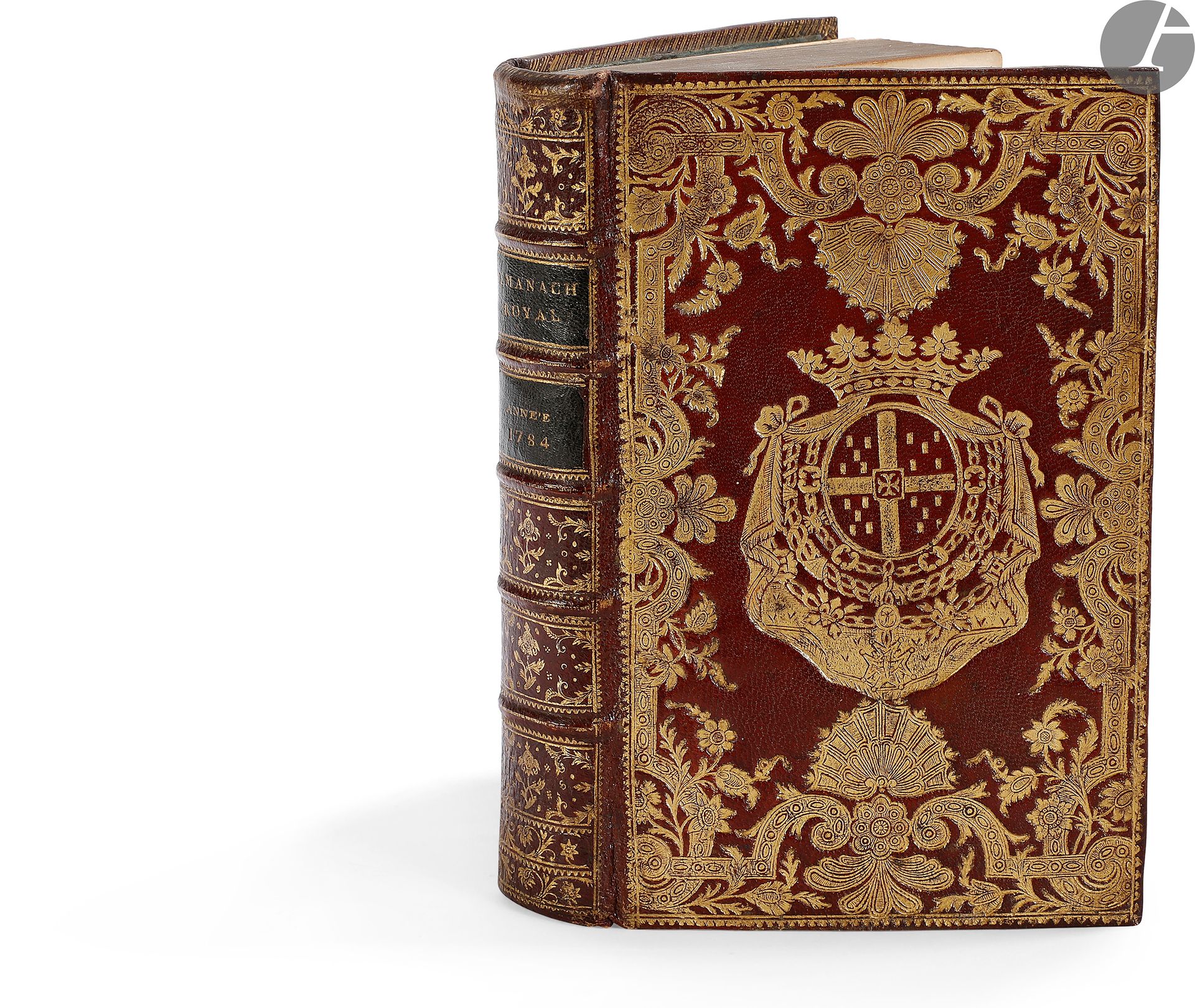 [ALMANACH].
Almanach royal, année M. DCC. LXXXIV.
Paris : d’Houry, [1784]. — In-8, 194 x 120 : 683 pp. Maroquin rouge, plaque dorée en encadrement, composée notamment de fleurs et de deux éventails, dos à nerfs orné, roulette dorée intérieure, tranches dorées (reliure de l’époque).
OHR, pl. 834.
Exemplaire décoré d’une rare plaque d’encadrement dorée attribuable à Pierre-Paul Dubuisson, déjà utilisée au début des années 1750. Elle n’est pas répertoriée par Rahir.
Au centre figurent les armes d’Étienne-François de Choiseul (1719-1785), comte, marquis puis duc de Stainville, de Choiseul d’Amboise, officier, successivement lieutenant général, ambassadeur à Rome puis à Vienne, conseiller d’État, secrétaire d’État aux affaires étrangères, à la guerre et à la marine. Il fut également gouverneur de Touraine.
Coiffe de tête et coins habilement restaurés.