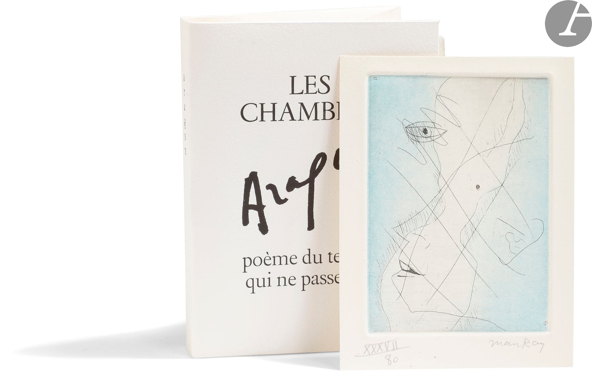 ARAGON (Louis).
Les Chambres. Poème du temps qui ne passe pas.
Paris : Les Éditeurs réunis, [1969]. — In-16, 165 x 128 : 107 pp., (2 ff. dernier blanc), couverture imprimée. En feuilles, couverture rempliée, chemise et étui de l’éditeur.
Édition originale du dernier recueil poétique de Louis Aragon. Ce dernier y évoque notamment son amour pour Elsa Triolet, son obsession du temps qui passe et de la vieillesse.
UN DES 80 EXEMPLAIRES DE TÊTE SUR VÉLIN DE RIVES, celui-ci faisant partie des 60 numérotés en chiffres romains, signés par l’auteur à la justification et ENRICHIS D’UNE EAU-FORTE ORIGINALE DE MAN RAY, SIGNÉE PAR L’ARTISTE.
Exemplaire parfaitement conservé.