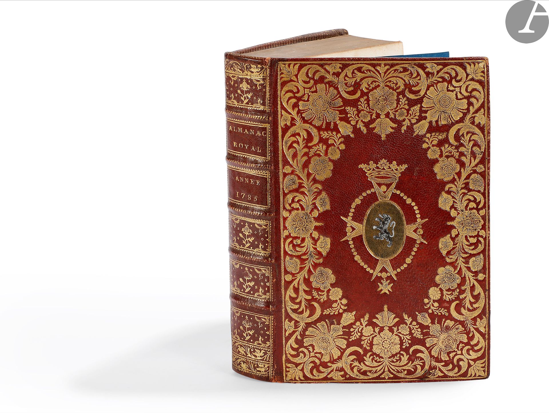 [ALMANACH].
Almanach royal, année M. DCC. LXXXV.
Paris : d’Houry, [1785]. — In-8, 192 x 124 : 684 pp. Maroquin rouge, plaque florale dorée en encadrement et armes dorées et mosaïquées au centre sur les plats, dos à nerfs orné, roulette dorée intérieure, tranches dorées (reliure de l’époque).
OHR, pl. 1786.
Exemplaire orné sur les plats d’une belle plaque florale dorée en encadrement que certains attribuent à Dubuisson mais que l’on trouve essentiellement sur des reliures datant des années 1780. Il porte au centre les armes dorées et mosaïquées d’un membre de la famille De Reynaud de Monts originaire d’Auvergne.
Reliure très bien conservée.
Provenance : J.-B. Marie, avec ex-libris. – Baron Alexis de Redé, avec ex-libris.