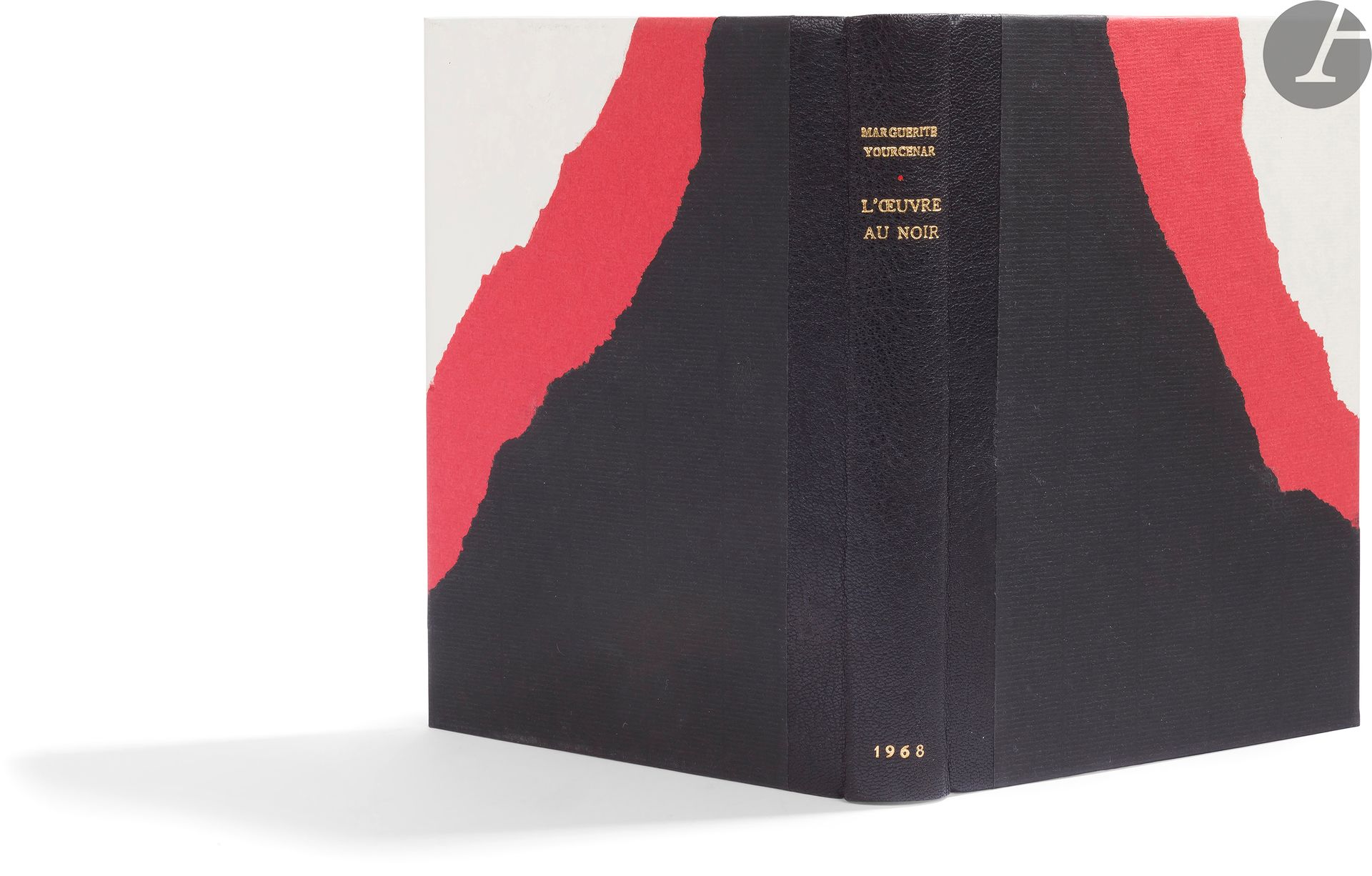 YOURCENAR (Marguerite).
L’Œuvre au noir. 
Paris : Gallimard, [1968]. — In-8, 205 x 138 : 340 pp., (3 ff. dernier blanc), couverture imprimée. Demi-chagrin noir, plats formés d’une composition de papiers noir, rouge et blanc déchirés, dos lisse, couverture et dos conservés, étui (Lars Strid).
Édition originale de ce roman racontant « l’histoire d’un personnage fictif, Zénon, médecin, alchimiste, philosophe, depuis sa naissance illégitime à Bruges au début du XVIe siècle jusqu’à la tragique catastrophe qui termine sa vie » (premier rabat de la couverture).
Exemplaire sur papier d’édition, enrichi de ce bel envoi autographe signé de l’autrice sur le faux titre, écrit à l’encre rouge et adressé à l’historien suédois Gösta Säflund (1903-2004), spécialiste d’histoire ancienne :
à Gosta Säflund // en hommage amical // cette vie d’un philosophe // en fuite à travers l’Europe // (et la Suède) du XVIe siècle, // Marguerite // Yourcenar
Bel exemplaire dans une reliure postérieure non signée mais conçue par le relieur suédois Lars Strid.