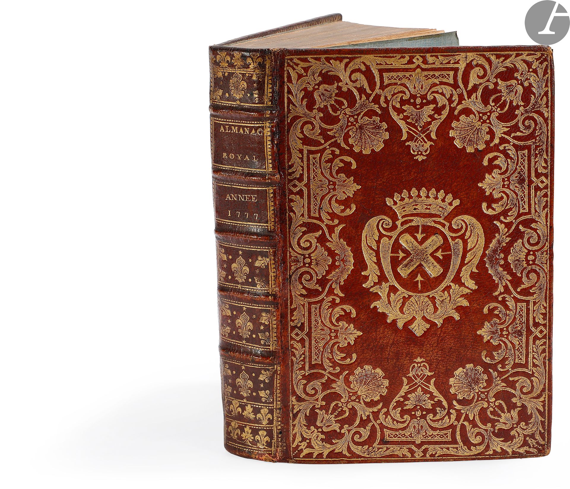 [ALMANACH].
Almanach royal, année M. DCC. LXXVII.
Paris : Le Breton, [1777]. — In-8, 191 x 124 : 647 pp. Maroquin rouge, plaque rocaille dorée en encadrement et armes dorées au centre sur les plats, dos à nerfs orné, roulette dorée intérieure, tranches dorées (reliure de l’époque).
Bel exemplaire décoré d’une plaque de Pierre-Paul Dubuisson (17..-vers 1762), décrite par Rahir sous le n° 184-l (Livres dans de riches reliures, Paris 1910), aux armes non identifiées au sautoir accompagné de quatre fers de flèche, les pointes tournées vers le sautoir (OHR, pl. 989).
Exemplaire bien conservé, comprenant en regard du titre, l’étiquette du marchand papetier Larcher, « À la teste noire ». Il provient de la bibliothèque du comte René de Galard de Béarn (1862-1919).
Discrets travaux de vers à la charnière du premier plat ainsi qu’à la doublure du second.
Provenance : Comte René de Galard de Béarn, avec ex-libris héraldique.