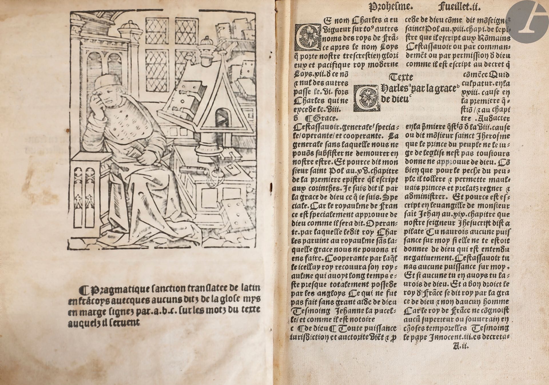 
PRAGMATIQUE SANCTION (LA) en francoys avec Guillermus paraldi de la pluralite des benefices. 
Paris : Michel Le Noir, 26 novembre 1513. — 2 parties en un volume in-4, 190 x 133 : lxx, xxxiii ff., (1 f.) [sig. A-H4/8 I-K4 L8 M6 AA-BB4 CC8 DD-FF4 GG6]. Veau havane, dos à nerfs orné, tranches mouchetées (reliure du XVIIe siècle).
Bechtel, S52.
Seconde ou troisième édition de la traduction française.
« La Pragmatique sanction de Bourges, prise par Charles VII (1438), proclamait la supériorité des conciles sur le pape. Elle permettait aussi au roi et aux grands feudataires d’intervenir par recommandation dans l’élection des abbés et des évêques. Cette première manifestation de gallicanisme fut remplacée par le concordat de Bologne en 1516 » (Bechtel).
La première édition française parut en 1508. Brunet cite une édition donnée par Pigouchet en 1510 mais comme elle est introuvable Bechtel doute de son existence.
Tout comme dans la première, cette édition de Michel Le Noir comprend deux parties, à savoir La Pragmatique sanction accompagnée des importants commentaires de Côme Guynier, qui parurent pour la première fois en 1476, et, à foliotation séparée, la traduction française du texte De la pluralité des bénefices du prédicateur dominicain Guillaume Perrault (1200-1271), « qui traite des concubinaires, de la simonie, etc. » (Bechtel S-51).
L’édition, imprimée en lettres gothiques, est ornée sur le titre d’un grand L grotesque représentant un visage de profil et une cigogne, utilisé également par Antoine Vérard, et au verso d’une gravure sur bois à trois quarts page représentant un clerc pensif dans sa bibliothèque. On trouve également la marque de Michel Le Noir au verso du dernier feuillet.
On trouve sur le titre et le dernier feuillet deux ex-libris manuscrits anciens : « Je suis et apartiens a venerable et discret Messire Guillaume Bontin (ou Boutin ?) presbtre tesmoing monseigneur Et. Mannet (?) » et « Je suys a Pierre Redin bon garson ».
Coiffes arrachées, charnières fendues, coins émoussés, traces de mouillures sur les plats. Rousseurs et mouillures à l’intérieur, travaux de vers aux dernières gardes et à la doublure du second plat. Déchirure réparée au feuillet CC1, avec atteinte au texte. Marge inférieure des feuillets CC1, CC2, CC7 et CC8 découpée.