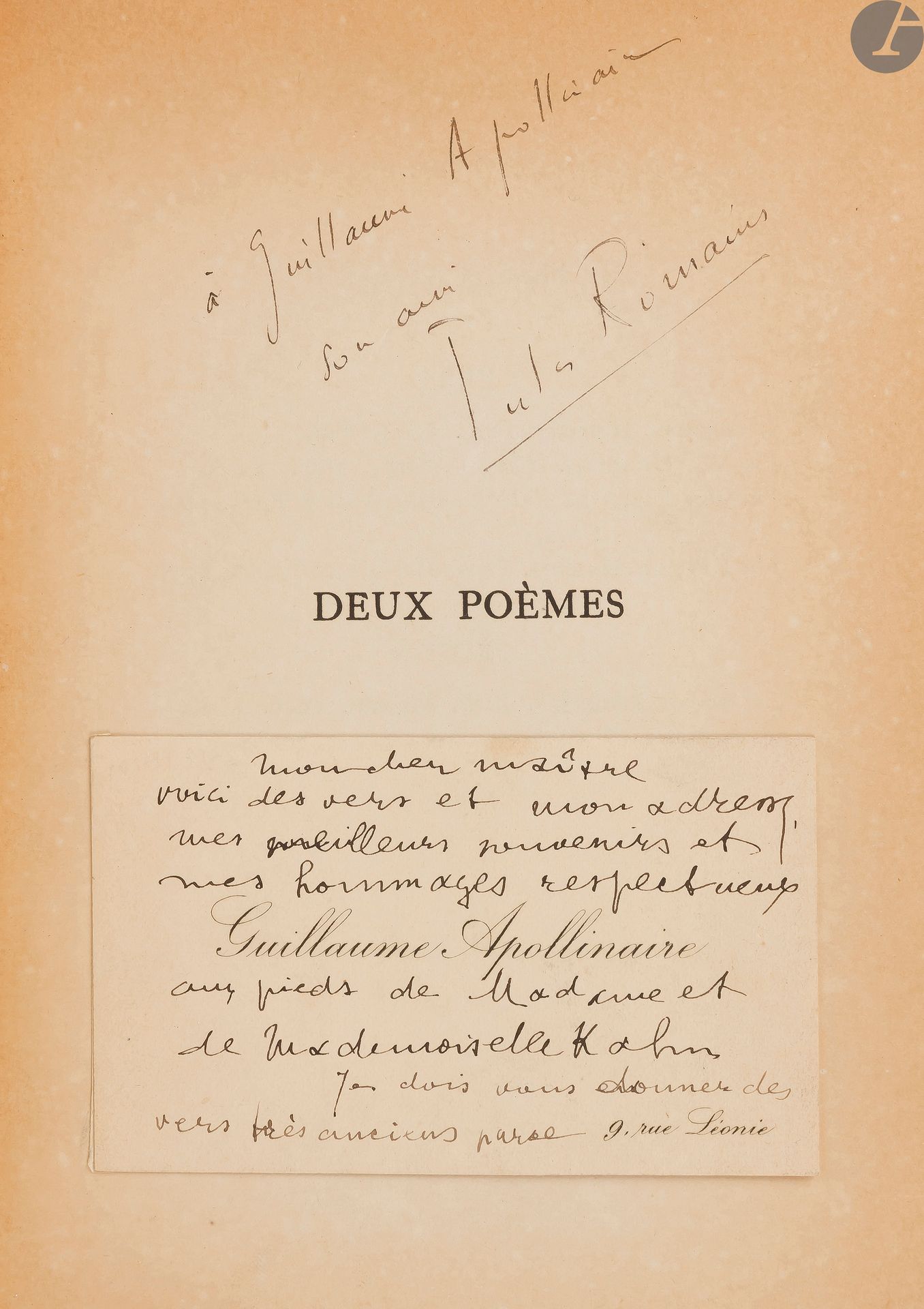 ROMAINS (Jules).
Deux poèmes.
Paris : Mercure de France, 1910. — In-8, 195 x 145 : 63 pp., couverture imprimée. Papier doré à la bradel, dos lisse, tête dorée, non rogné, couverture et dos conservés (reliure moderne).
Édition originale réunissant deux poèmes de Jules Romains, respectivement titrés Poème du Métropolitain et À la Foule qui est ici. Le premier fut écrit en octobre 1904 et parut pour la première fois dans la Revue littéraire de Paris et de Champagne. Le second fut composé en mars 1909 et dit le 2 juin de la même année par l’acteur Édouard de Max à « la foule du Théâtre de l’Odéon ».
EXEMPLAIRE DE GUILLAUME APOLLINAIRE, sur papier d’édition, comprenant cet envoi autographe de l’auteur sur le faux titre :
à Guillaume Apollinaire // son ami // Jules Romains
Apollinaire et Romains furent parmi les écrivains majeurs du début du XXe siècle. Ils se connurent au début de 1900 et entretinrent une correspondance littéraire très intéressante. Apollinaire consacra un court article à Jules Romains dans le numéro du premier avril 1911 du Mercure de France, article qu’il signa du pseudonyme Montade : « Depuis ma première rencontre avec Jules Romains, et tandis que s’accumulaient les raisons littéraires qui auraient pu nous éloigner l’un de l’autre, la sympathie naquit qui nous rapprochait. Elle vient, m’a-t-on dit, du fait que nous sommes de la même date. C’est le jour le plus romanesque de l’année […] Jules Romains n’a point d’yeux et ses paupières s’ouvrent à peine sur deux cavernes de glace. Au demeurant, son visage est animé et une barbiche dissimule la volonté que marque le menton. L’aspect et l’attitude sont celles d’un secrétaire de syndicat socialiste. La littérature se faisant à l’électricité, n’en doutez pas, Romains serait le Pataud de ces électriciens-là […] Jules Romains est, des hommes que je connais, celui qui pâlit le plus facilement. Un jour, tandis qu’il lisait un article où l’on faisait des réserves sur la Vie Unanime je l’ai vu blêmir. La brutalité lui plaît et aussi certaines formes puériles de la singularité. […] L’auteur de l’Armée dans la ville aime arracher les groupes à leur torpeur, il veut violenter le public, mais son inspiration subit des assauts analogues ».
L’exemplaire fut acquis par la suite par Paul Éluard et fut enrichi d’une carte de visite d’Apollinaire, montée sur onglet sur le faux titre, portant sur les deux faces cette missive autographe adressée à Gustave Kahn : « Mon cher maître. Voici des vers et mon adresse. Mes meilleurs souvenirs et mes hommages respectueux aux pieds de Madame et de Mademoiselle Kahn. Je dois vous donner des vers très anciens parce que d’après une observation de mon ami Jules Romains ceux que je compose maintenant déplairaient aux lecteurs du Gil Blas (néanmoins ces vers sont inédits) ».
Bel exemplaire malgré des manques à la pièce de titre et le premier et le dernier feuillet brunis.
Provenance : Guillaume Apollinaire, avec envoi autographe de l’auteur. – Paul Éluard, avec ex-libris. – Ex-libris M.D.