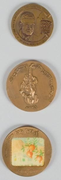 LOT DE TROIS MÉDAILLES ISRAÉLIENNES Bronze. Une sur Elie Cohen, et deux sur des peintres (Mané Katz, Nahoum Gutman)