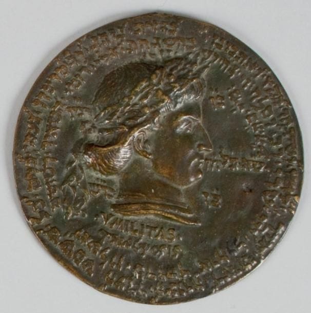 ANONYME Le Juge Médaillon en bronze moulé à patine verte, avec inscriptions en hébreu, grec et latin à l'avers entourant une tête laurée en profil tourné vers la droite, en latin au revers. Retirage de belle patine. (petit trou à la partie droite au milieu). Belle réplique de la médaille dite de Fourvières, découverte à Lyon au XIXe siècle et conservée aujourd'hui au Cabinet des Médailles à la Bibliothèque Nationale. Diam: 17 cm