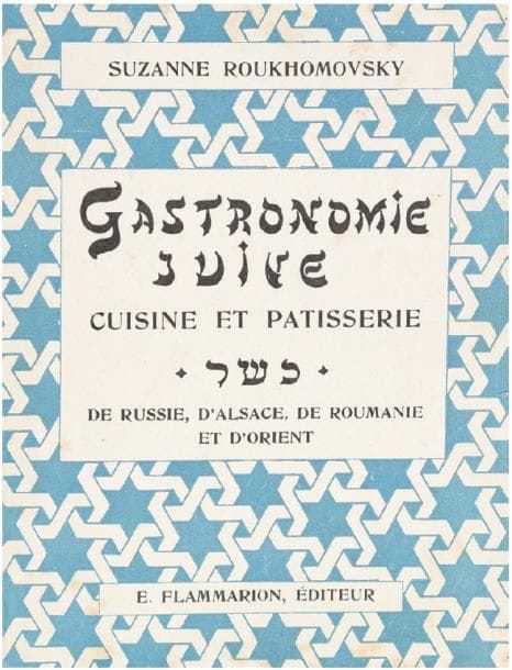 ROUKHOMOVSKY
Suzanne Gastronomie juive. Cuisine et pâtisserie cachère (ce mot en caractères hébraïques) de Russie, d'Alsace, de Roumanie et d'Orient. Paris, Flammarion, s.d. (1929), un vol. in 18 br. sous couv. décorée d'origine. Quelques rousseurs aux premières et dernières pages, sinon bon ex. du premier livre de gastronomie juive en français